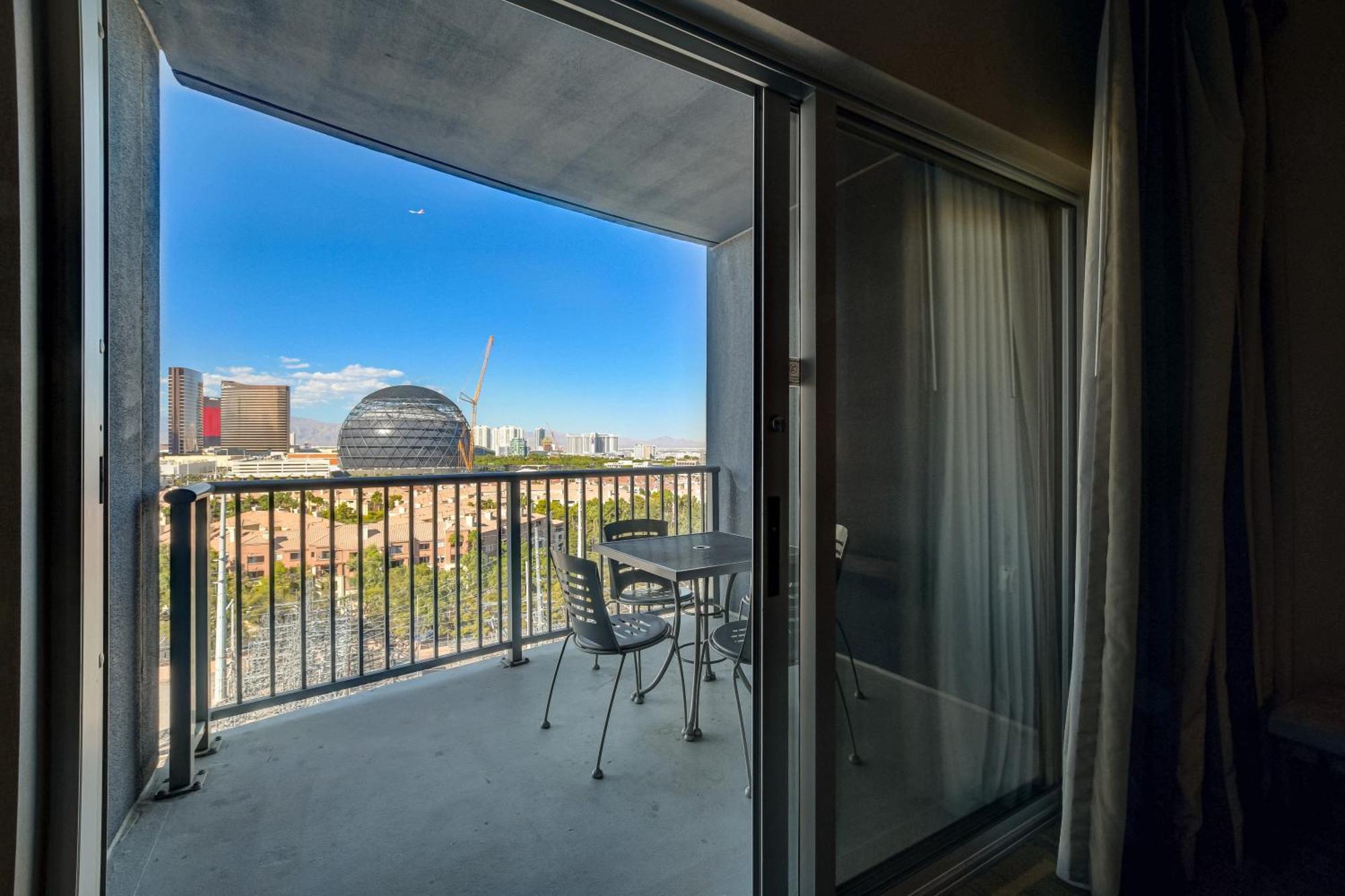 Ultimate Vegas Getaway One Bedroom With Balcony, Kitchen, Gym, Pool & Free Parking Apartahotel *
