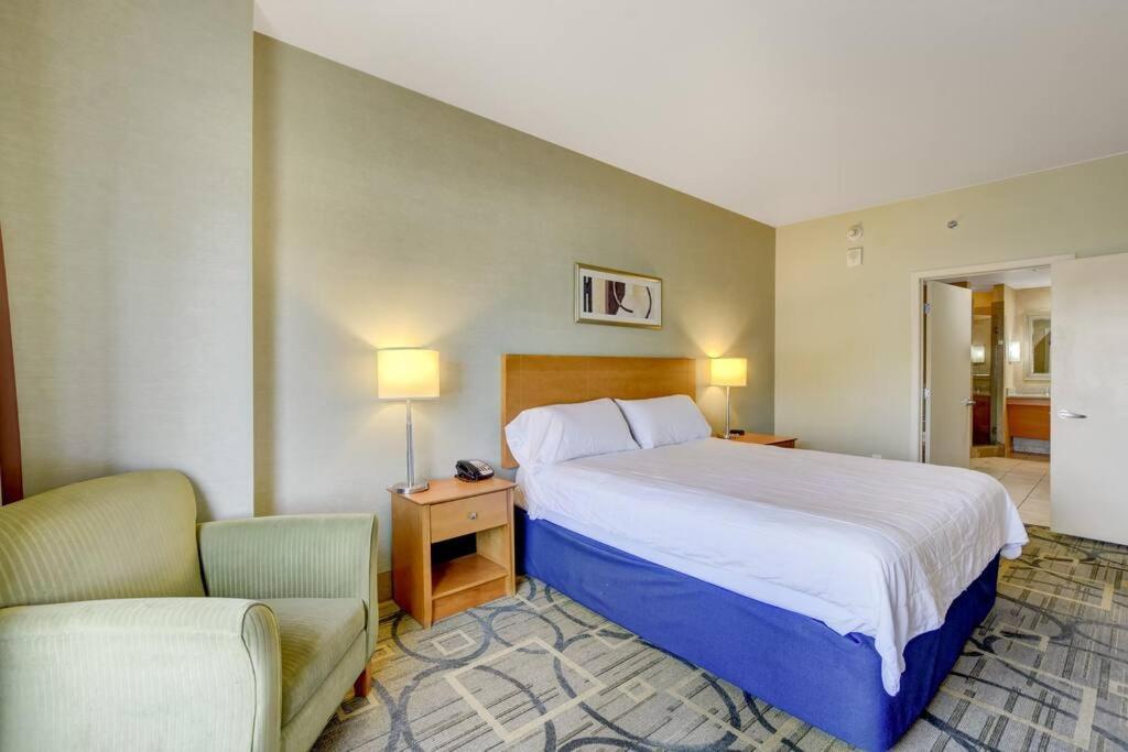 Ultimate Vegas Getaway One Bedroom With Balcony, Kitchen, Gym, Pool & Free Parking Apartahotel *