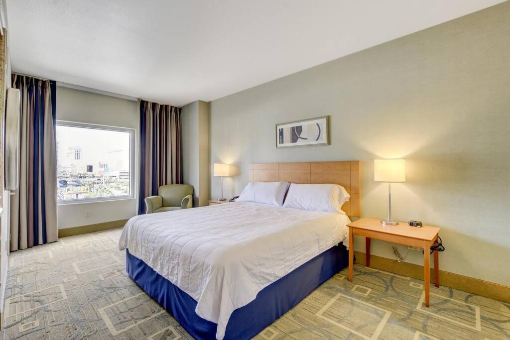 Ultimate Vegas Getaway One Bedroom With Balcony, Kitchen, Gym, Pool & Free Parking Apartahotel *