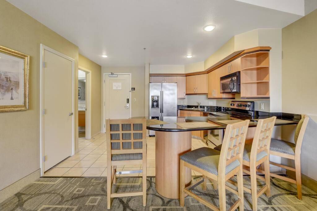 Ultimate Vegas Getaway One Bedroom With Balcony, Kitchen, Gym, Pool & Free Parking Apartahotel *