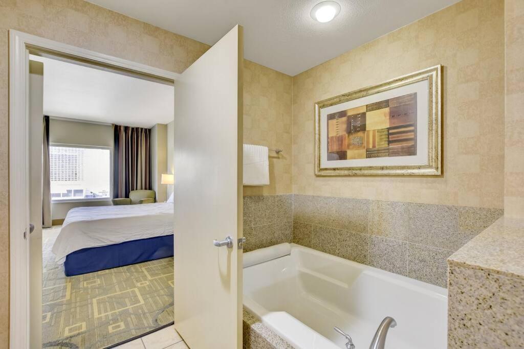 Apartahotel Ultimate Vegas Getaway One Bedroom With Balcony, Kitchen, Gym, Pool & Free Parking *