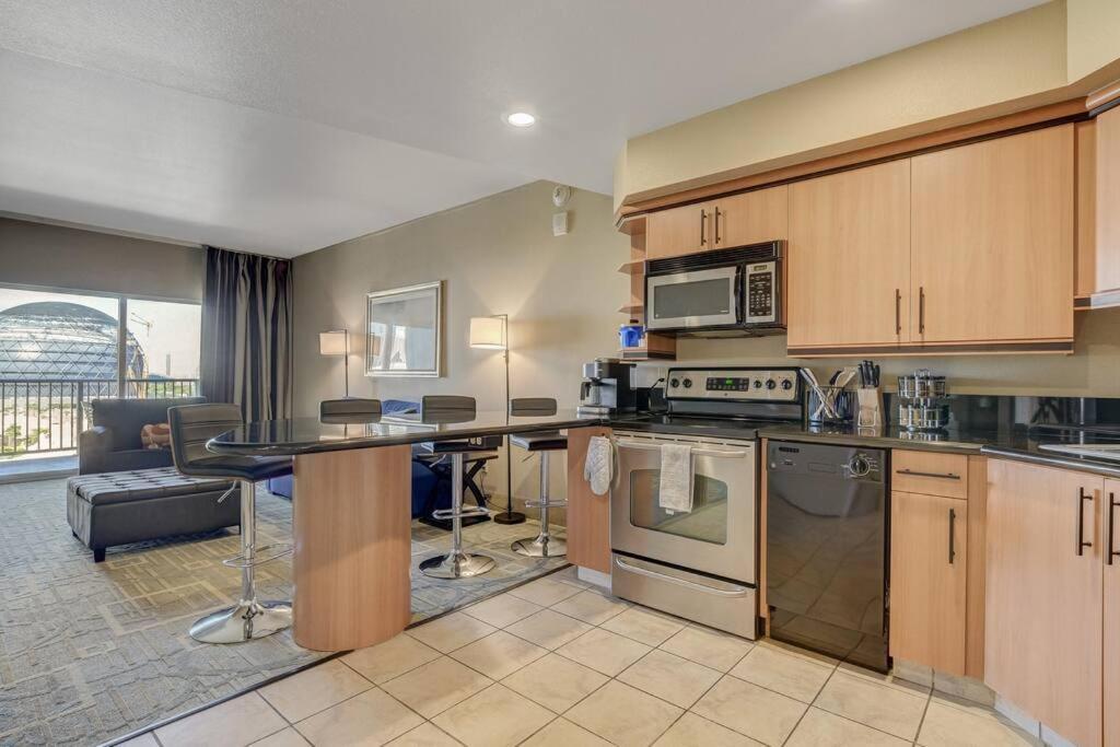 Ultimate Vegas Getaway One Bedroom With Balcony, Kitchen, Gym, Pool & Free Parking Apartahotel *
