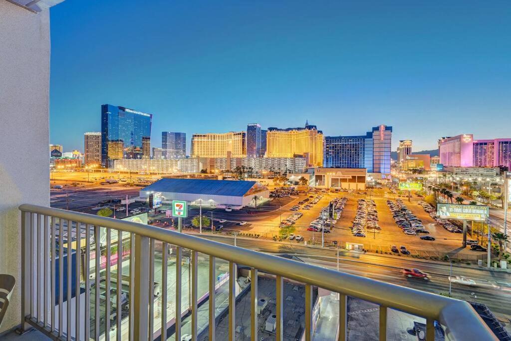 Ultimate Vegas Getaway One Bedroom With Balcony, Kitchen, Gym, Pool & Free Parking *