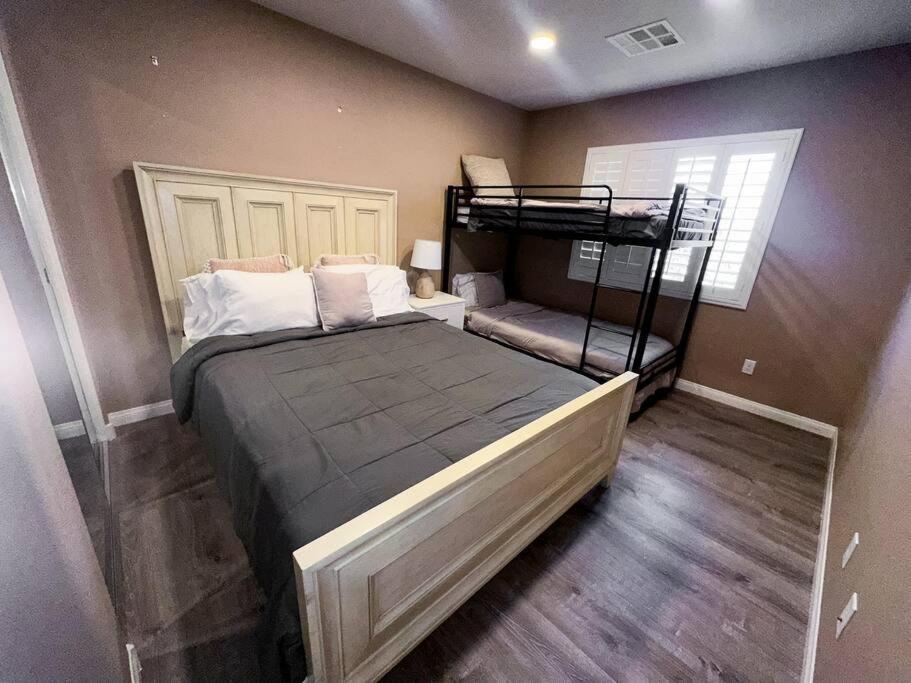 Spacious 4-bed Family Retreat Wifi & Parking