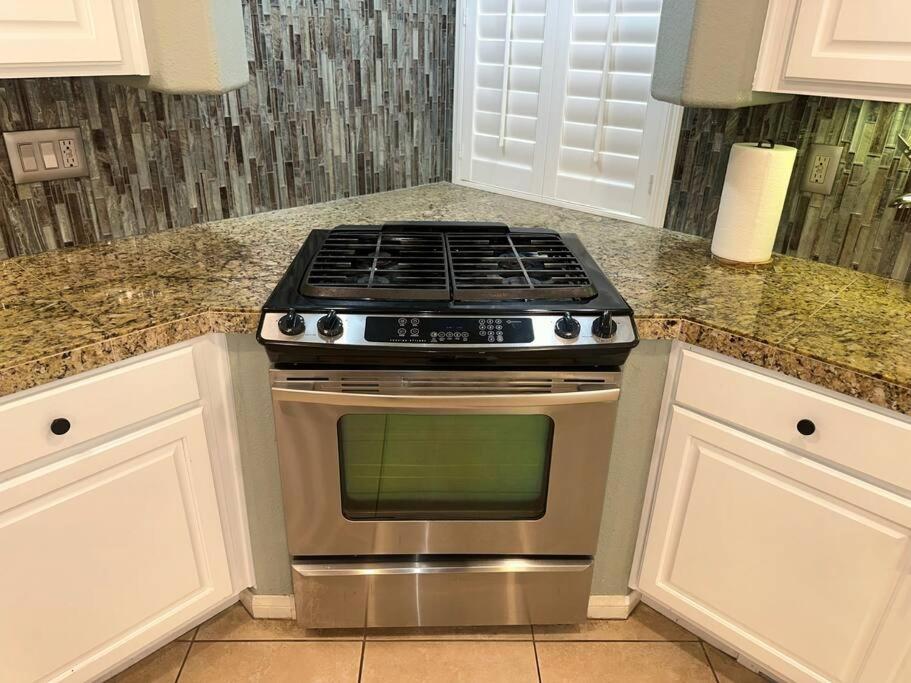 Spacious 4-bed Family Retreat Wifi & Parking Сasa de vacaciones Las Vegas