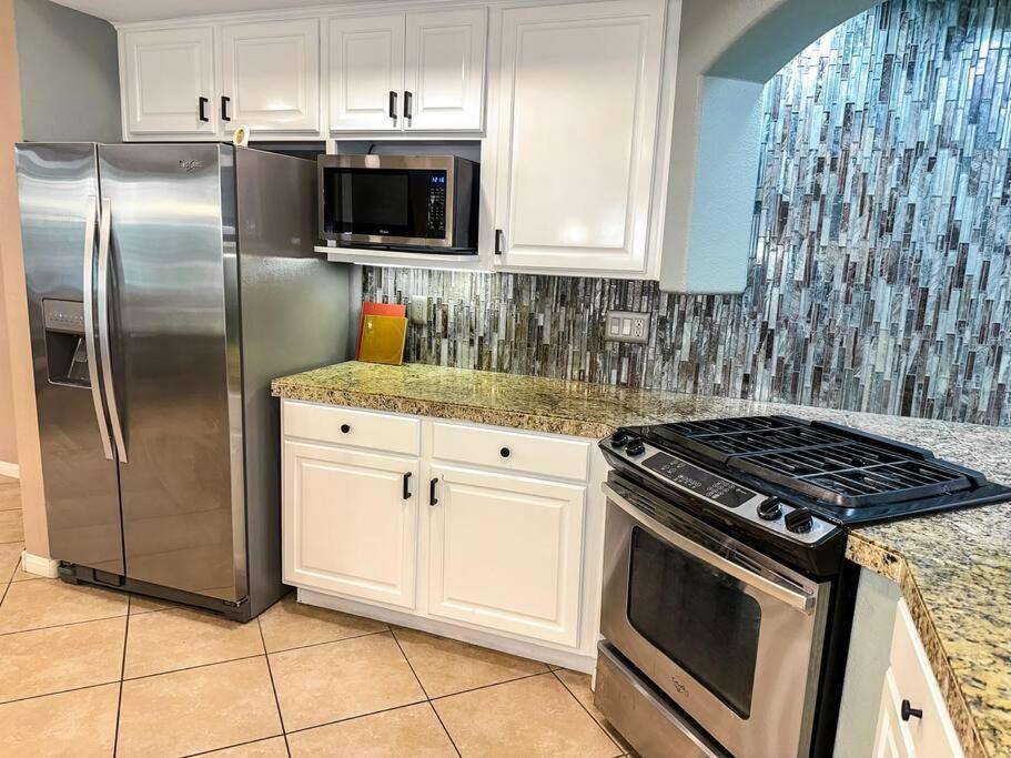 Spacious 4-bed Family Retreat Wifi & Parking Сasa de vacaciones Las Vegas
