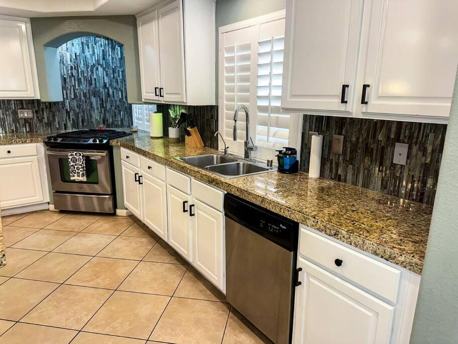 Spacious 4-bed Family Retreat Wifi & Parking Сasa de vacaciones Las Vegas