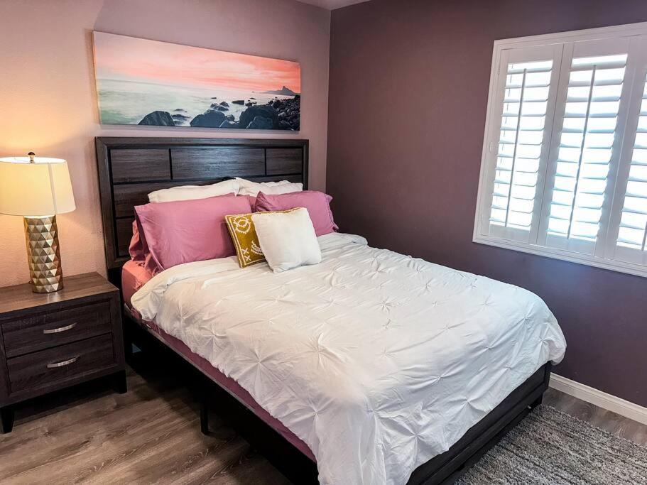 Spacious 4-bed Family Retreat Wifi & Parking * Las Vegas