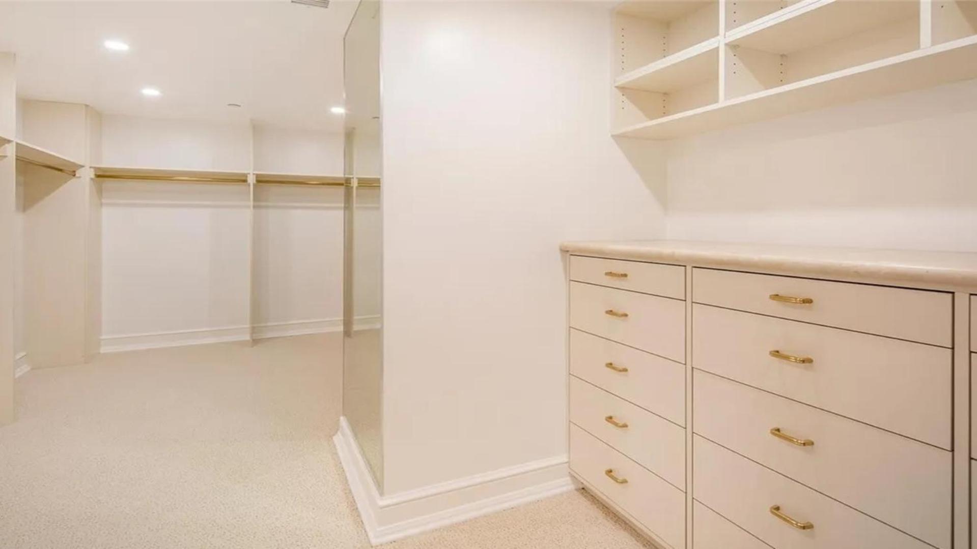 Stunning Four Bedroom Fully Professionally Remodeled Apartamento