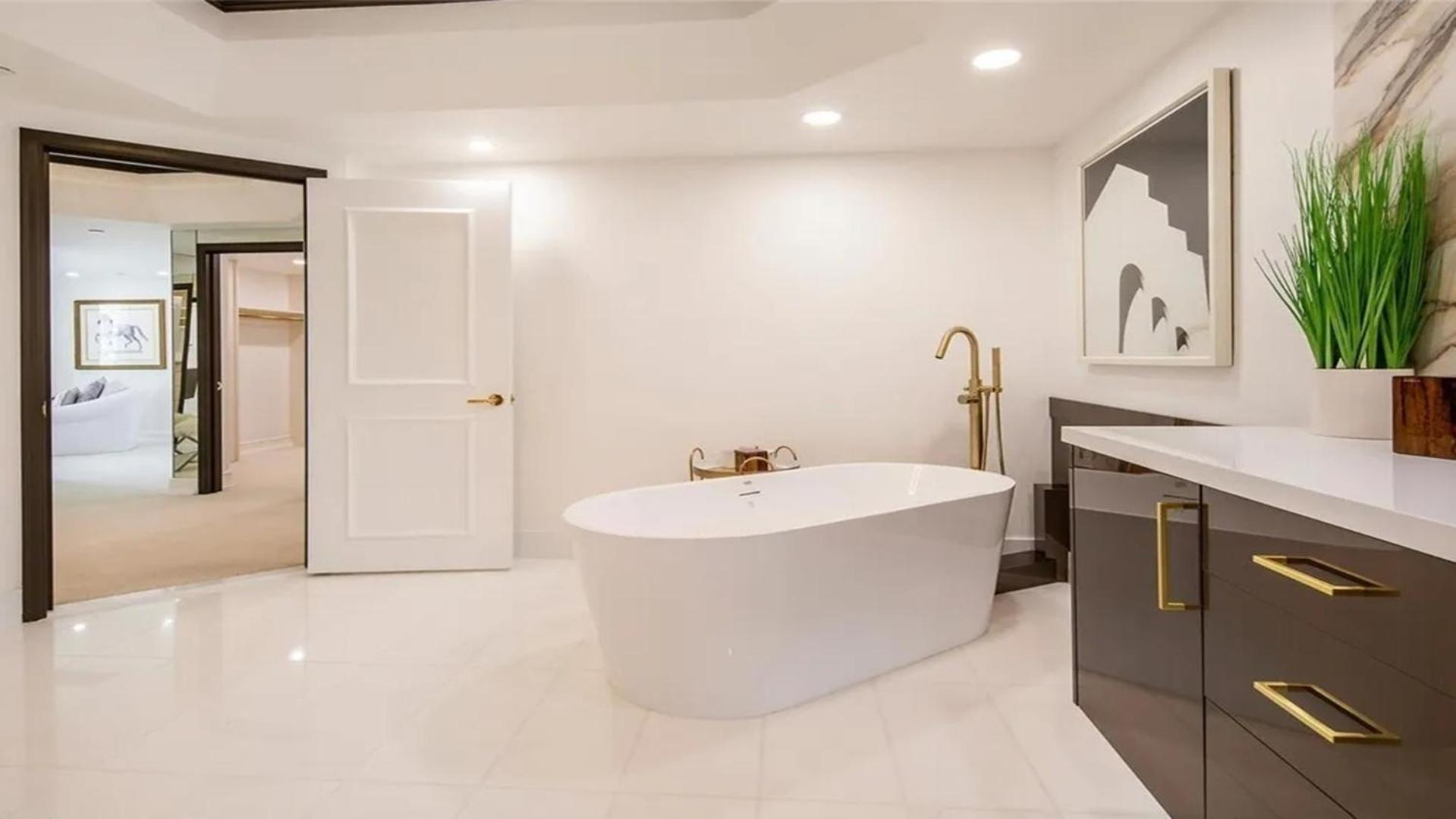 Stunning Four Bedroom Fully Professionally Remodeled