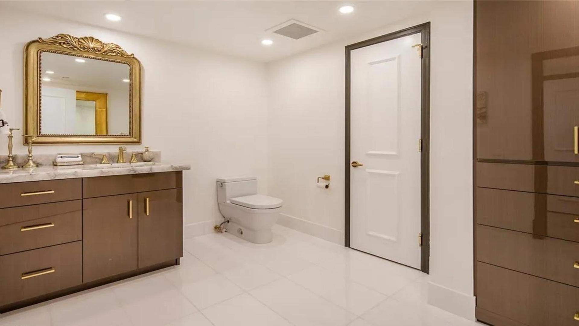 Stunning Four Bedroom Fully Professionally Remodeled Apartamento *