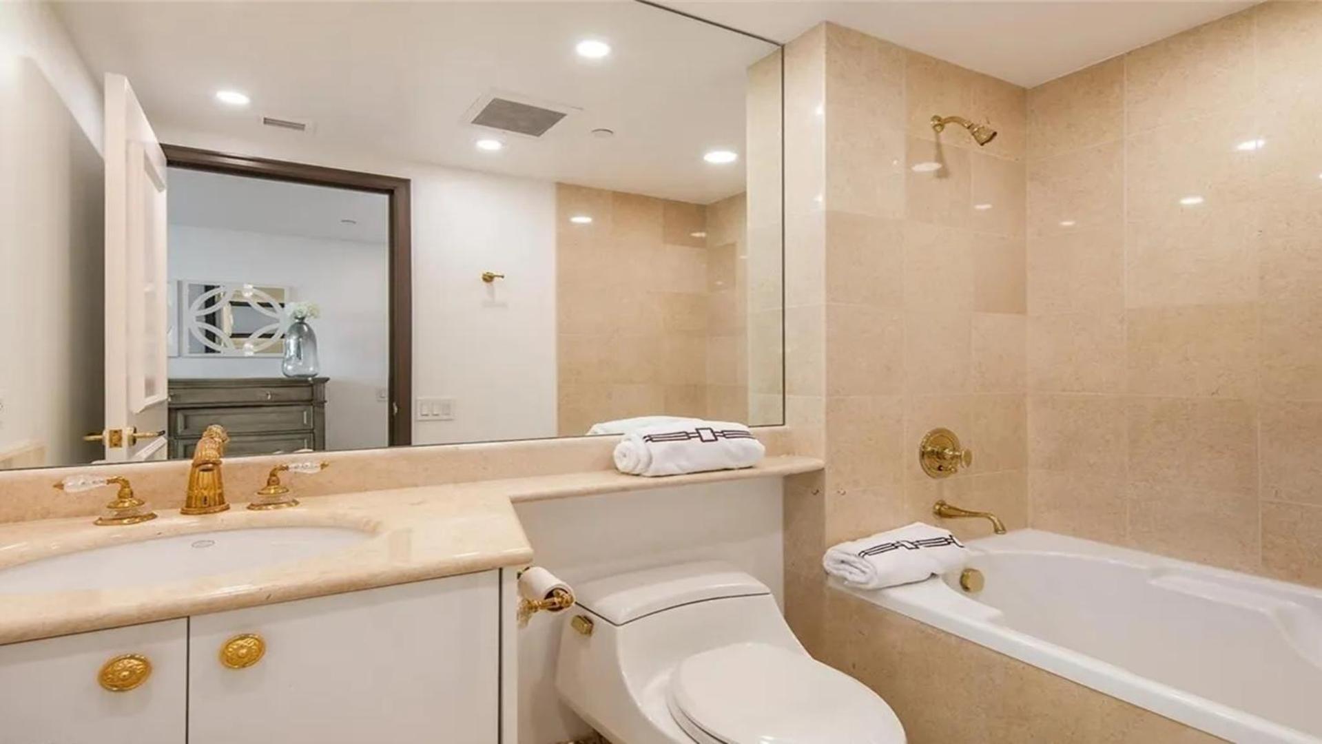 Stunning Four Bedroom Fully Professionally Remodeled Apartamento *
