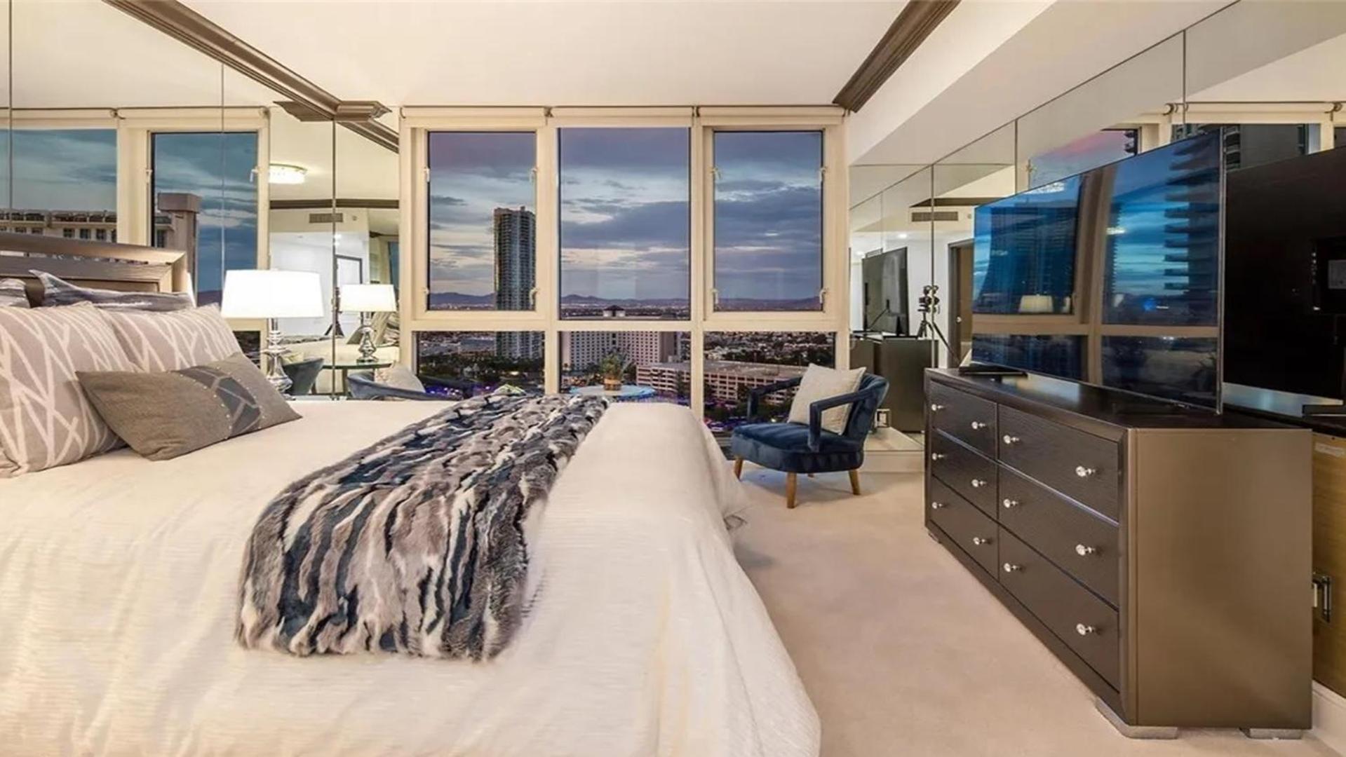 Stunning Four Bedroom Fully Professionally Remodeled Apartamento *