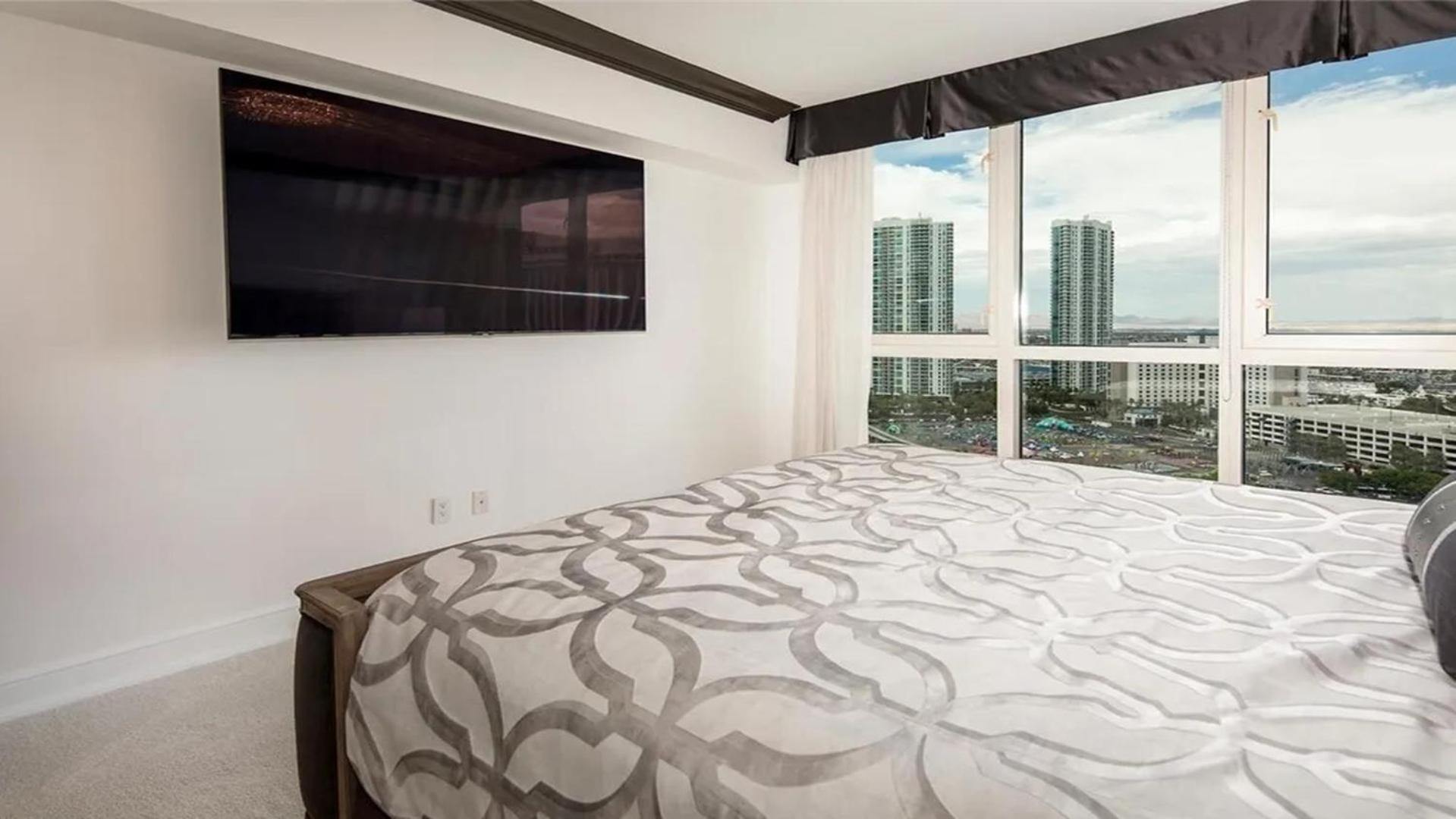 Stunning Four Bedroom Fully Professionally Remodeled Apartamento *