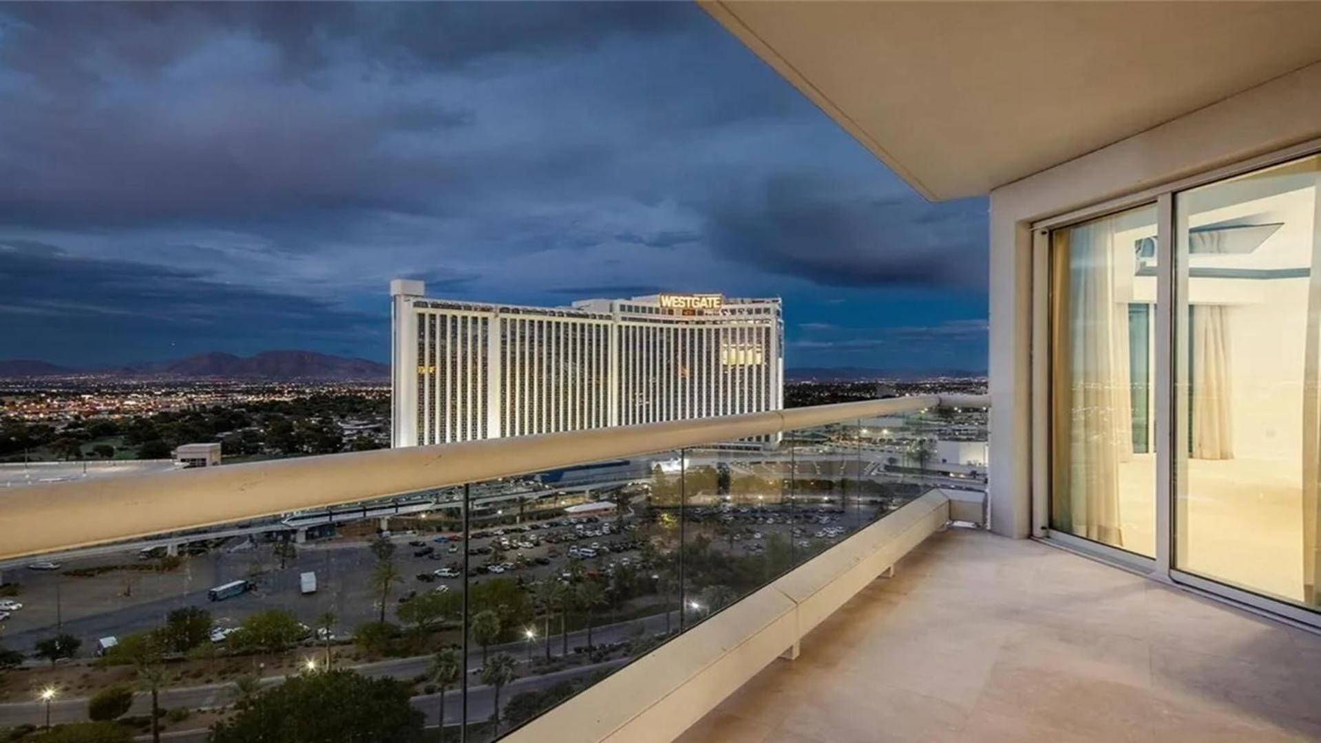 Stunning Four Bedroom Fully Professionally Remodeled Apartamento *