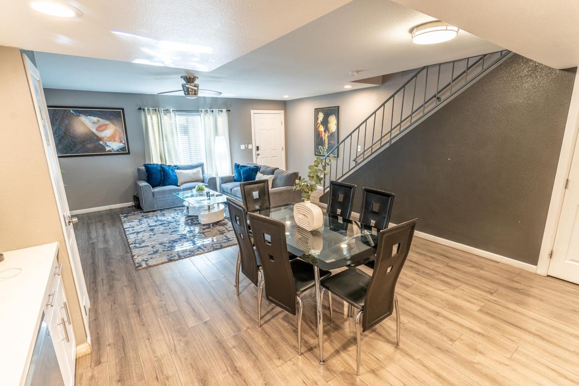 Сasa de vacaciones Spacious 2-bedroom Townhouse With Pool & Private Patio In Vegas