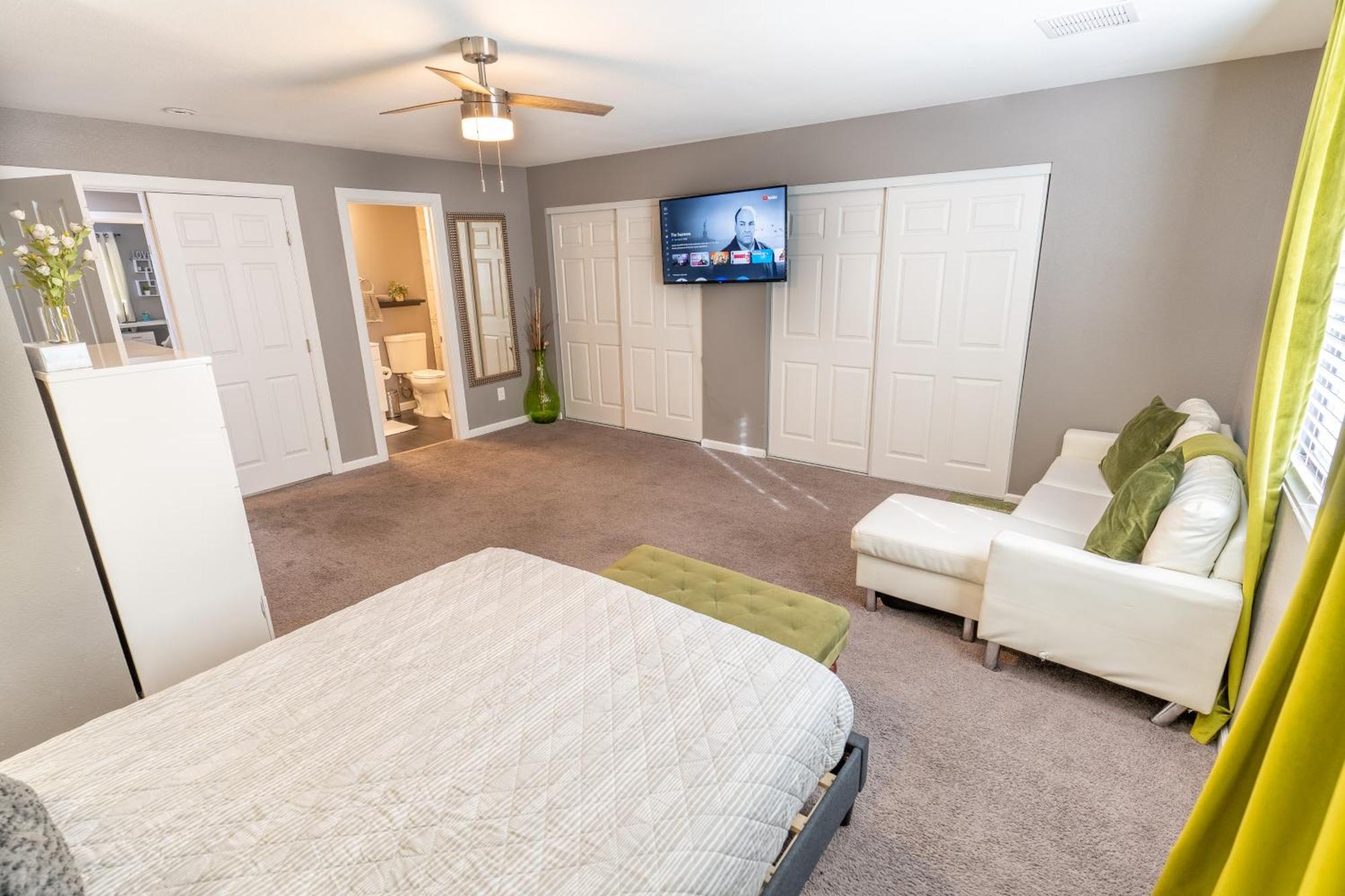 Сasa de vacaciones Spacious 2-bedroom Townhouse With Pool & Private Patio In Vegas *