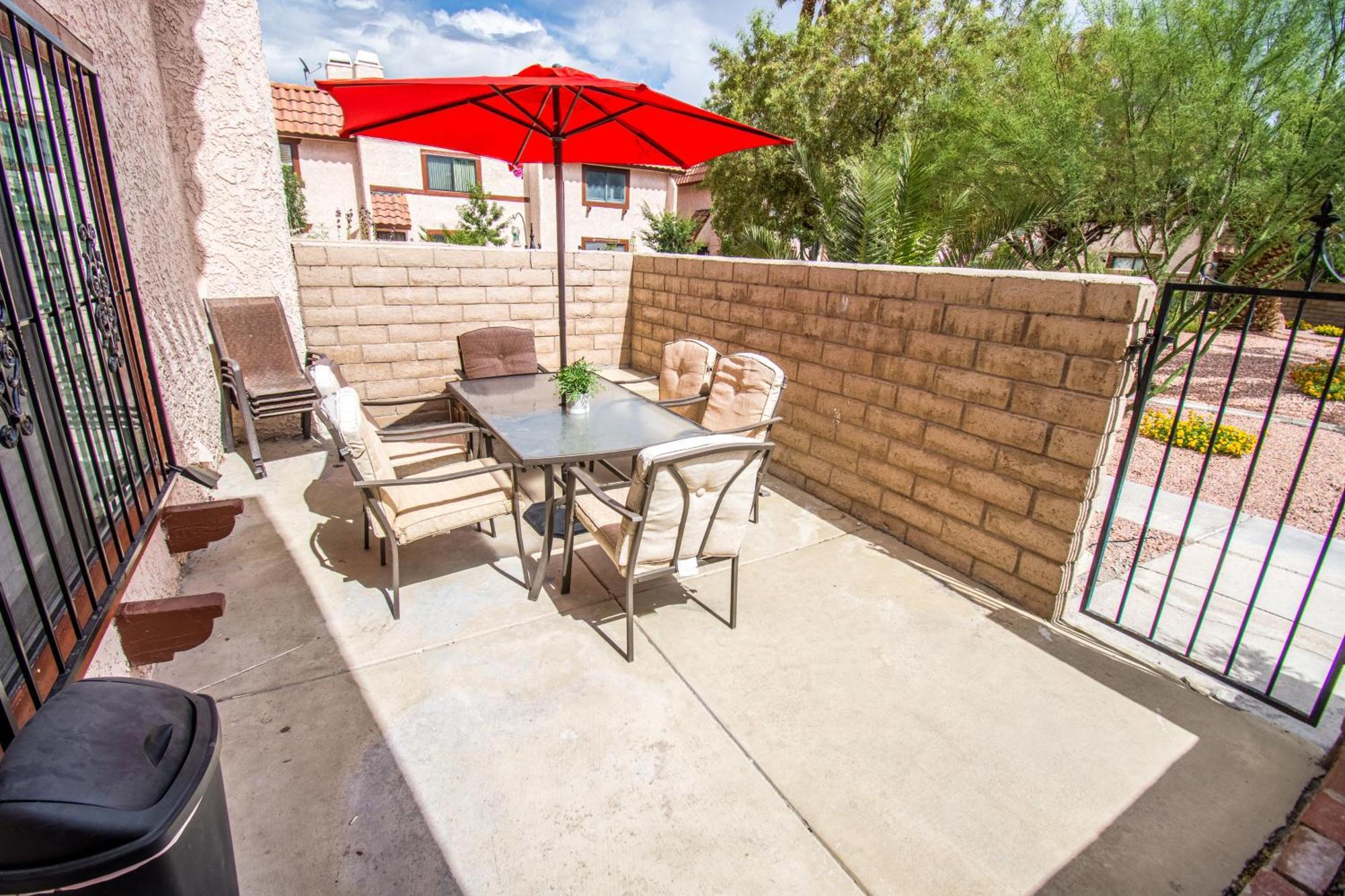 Spacious 2-bedroom Townhouse With Pool & Private Patio In Vegas