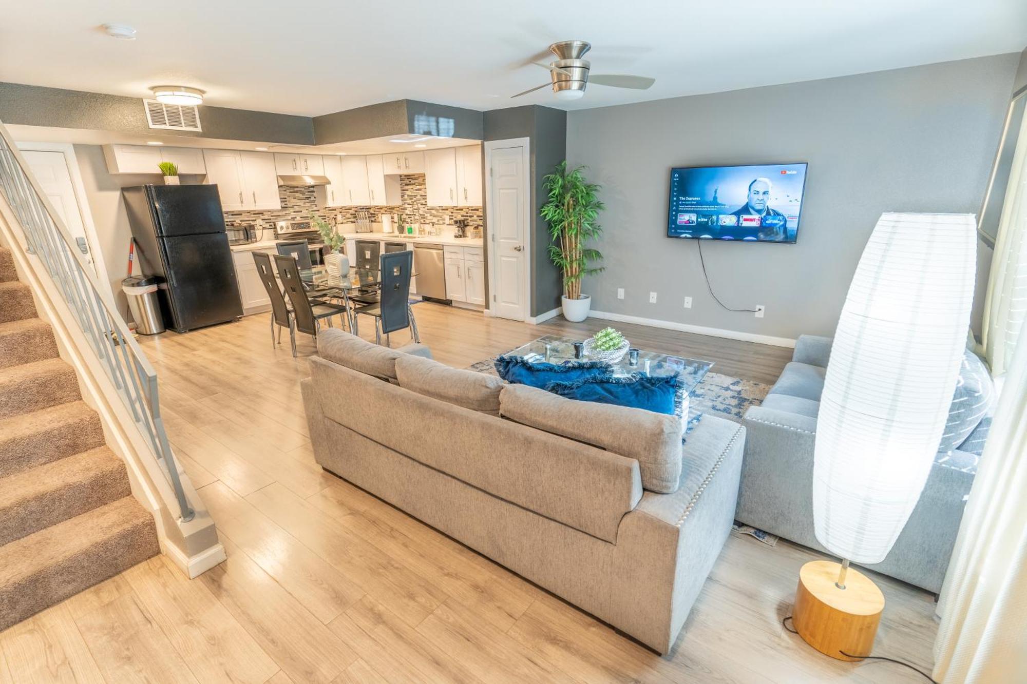Spacious 2-bedroom Townhouse With Pool & Private Patio In Vegas Сasa de vacaciones