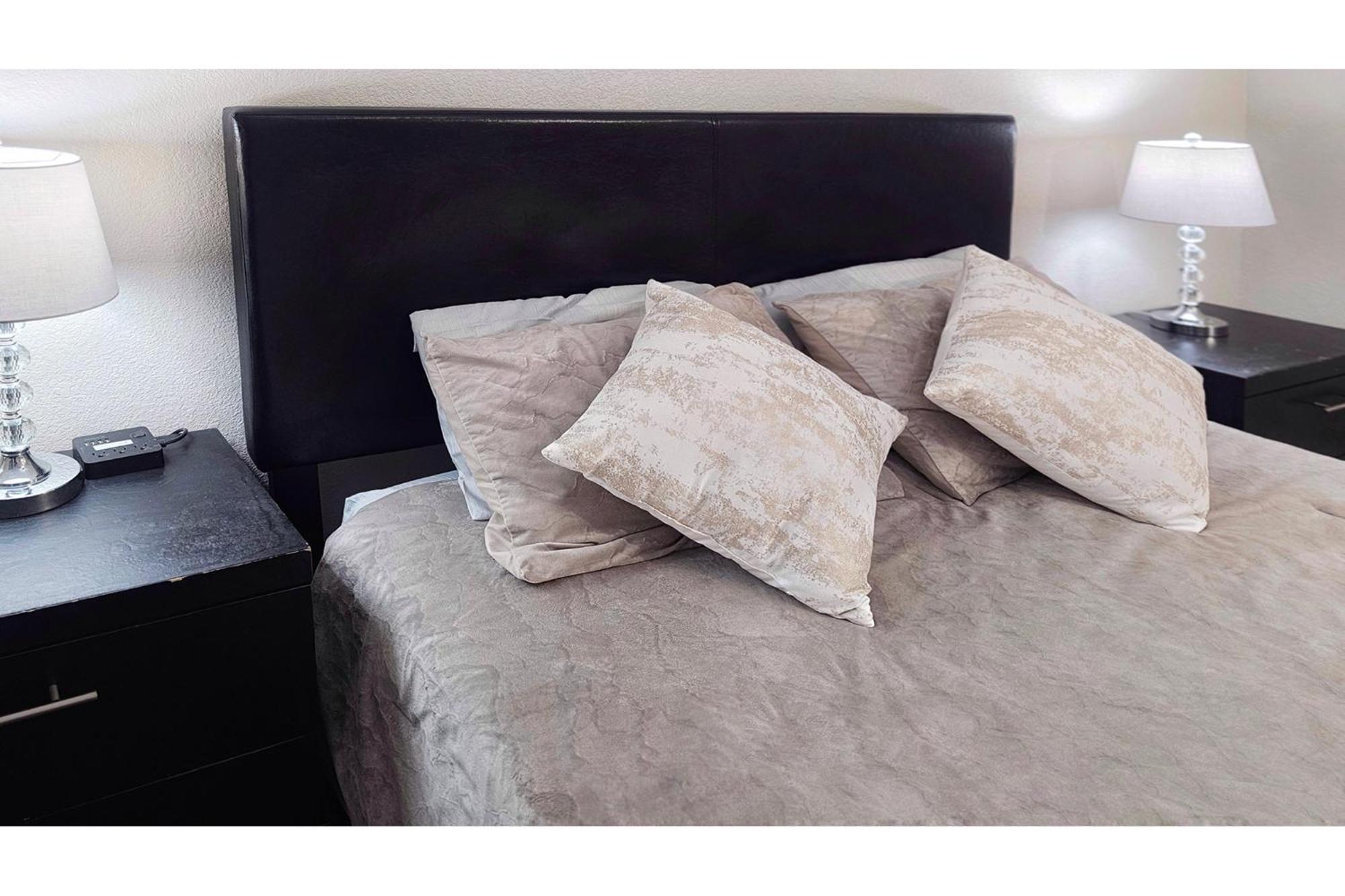 Upgraded & Stylish, Pool, Hot Tub, Walk To Strip! Apartamento