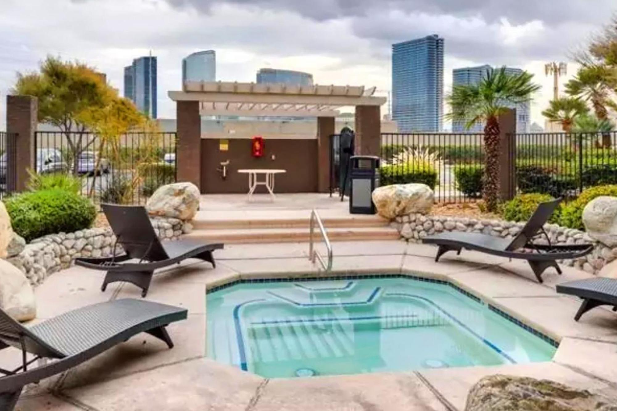 Upgraded & Stylish, Pool, Hot Tub, Walk To Strip! Las Vegas