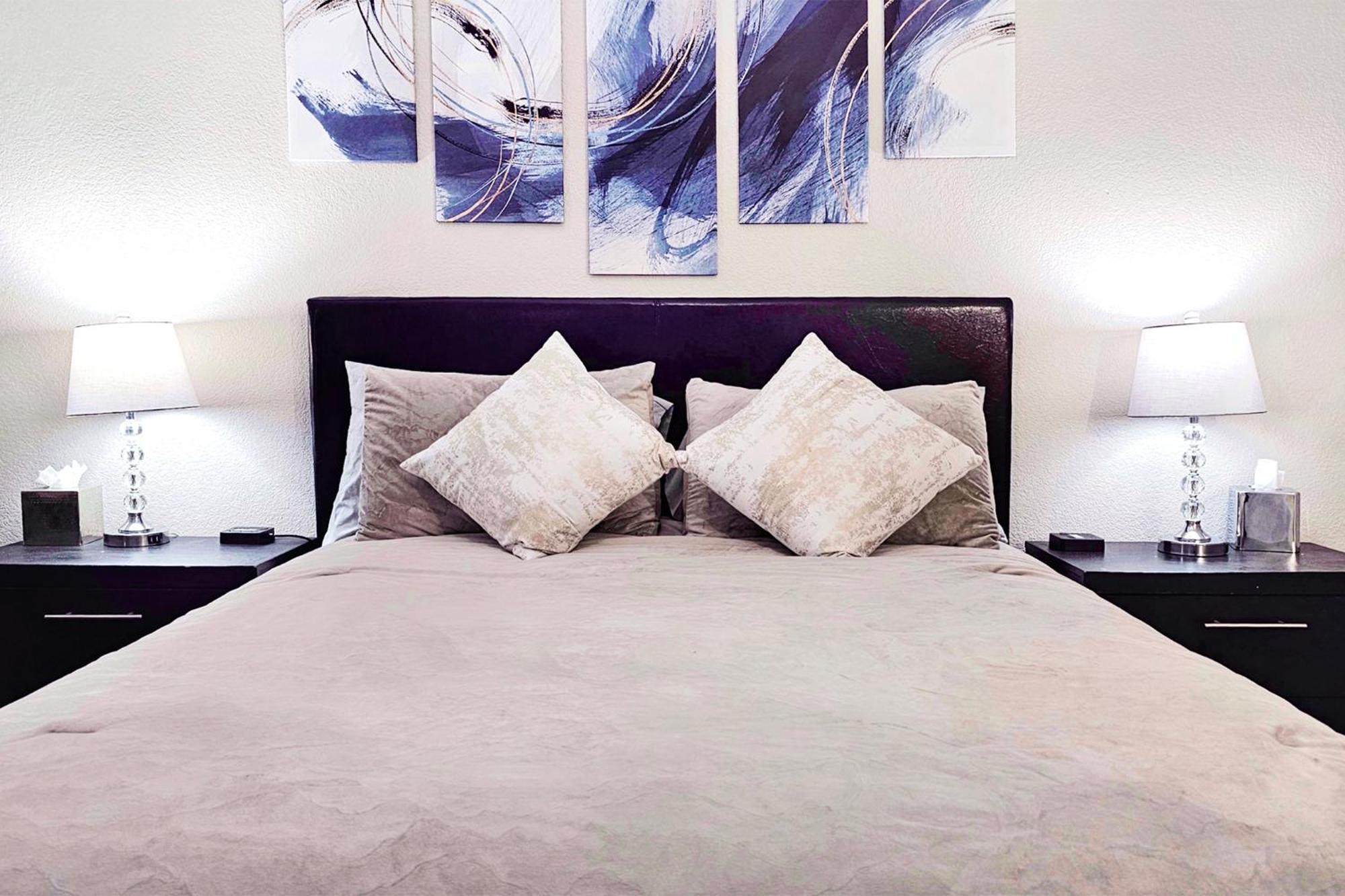 Upgraded & Stylish, Pool, Hot Tub, Walk To Strip! Apartamento