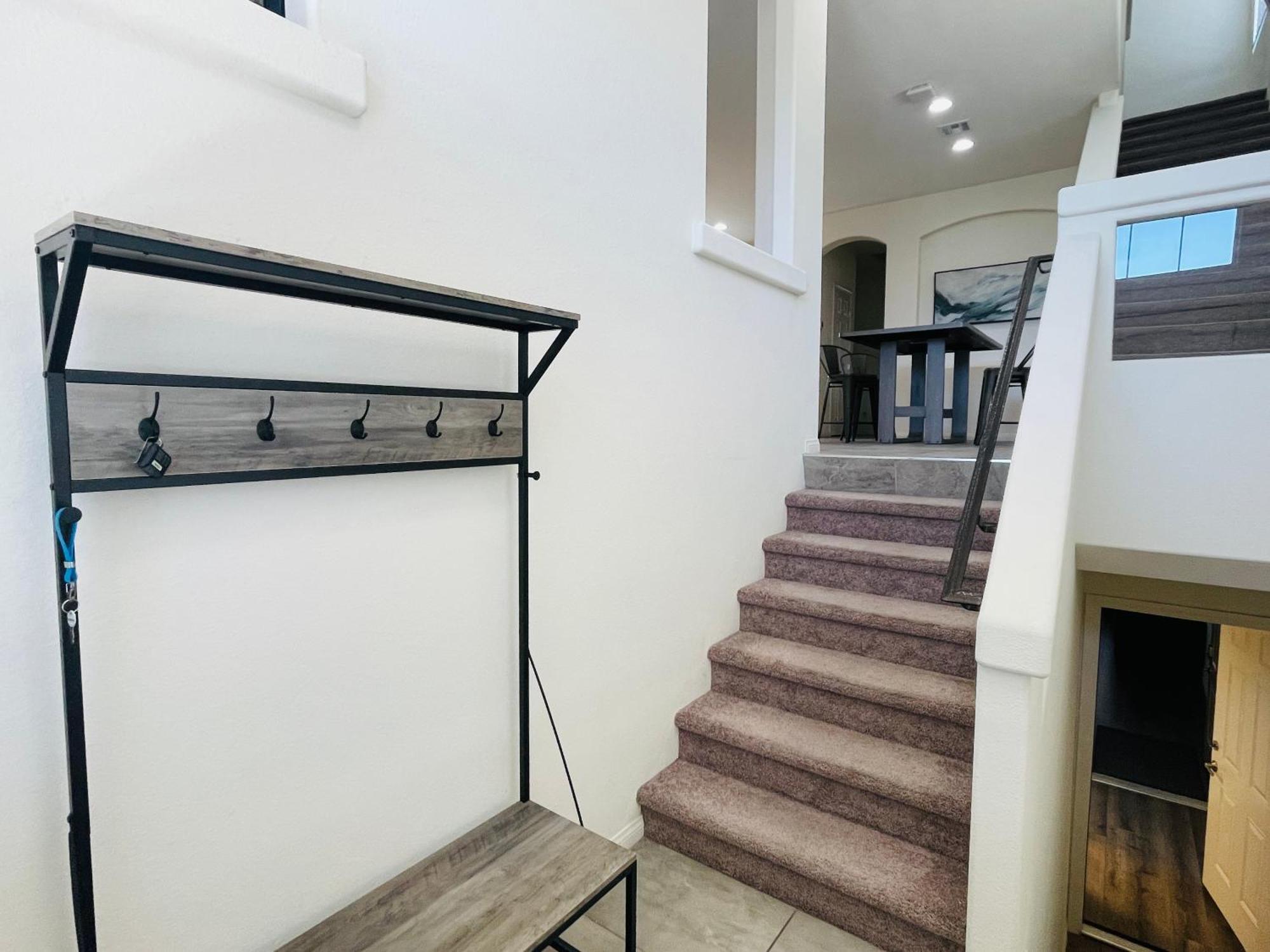 Fun 3-story House In Vegas - 9mins To Strip And Airport! Сasa de vacaciones