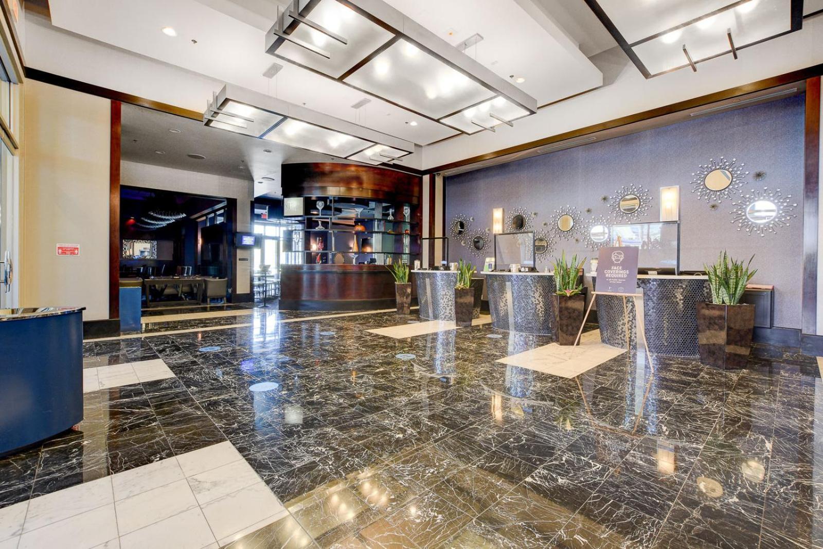 Royal Oasis At Platinum Hotel-strip Views Apartahotel