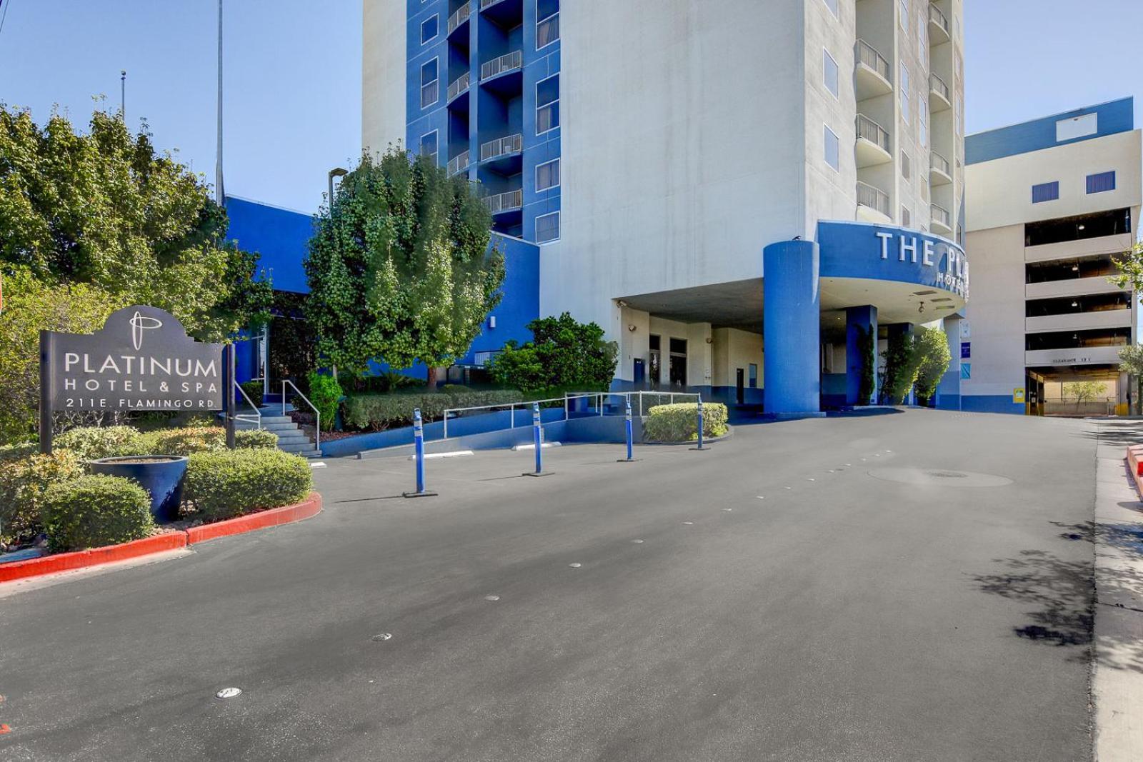 Royal Oasis At Platinum Hotel-strip Views Apartahotel *