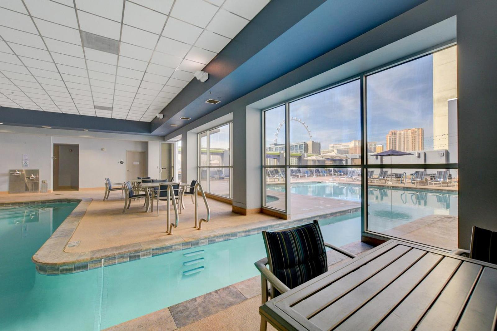 Royal Oasis At Platinum Hotel-strip Views Apartahotel *