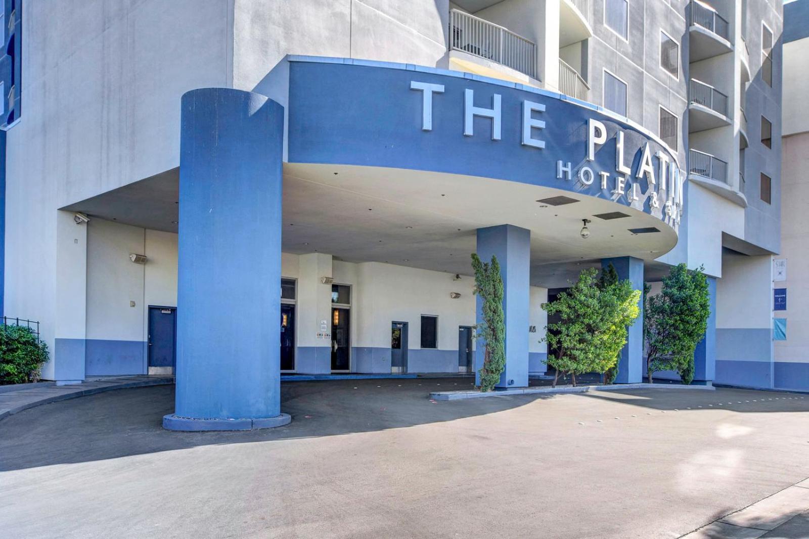 Royal Oasis At Platinum Hotel-strip Views Apartahotel