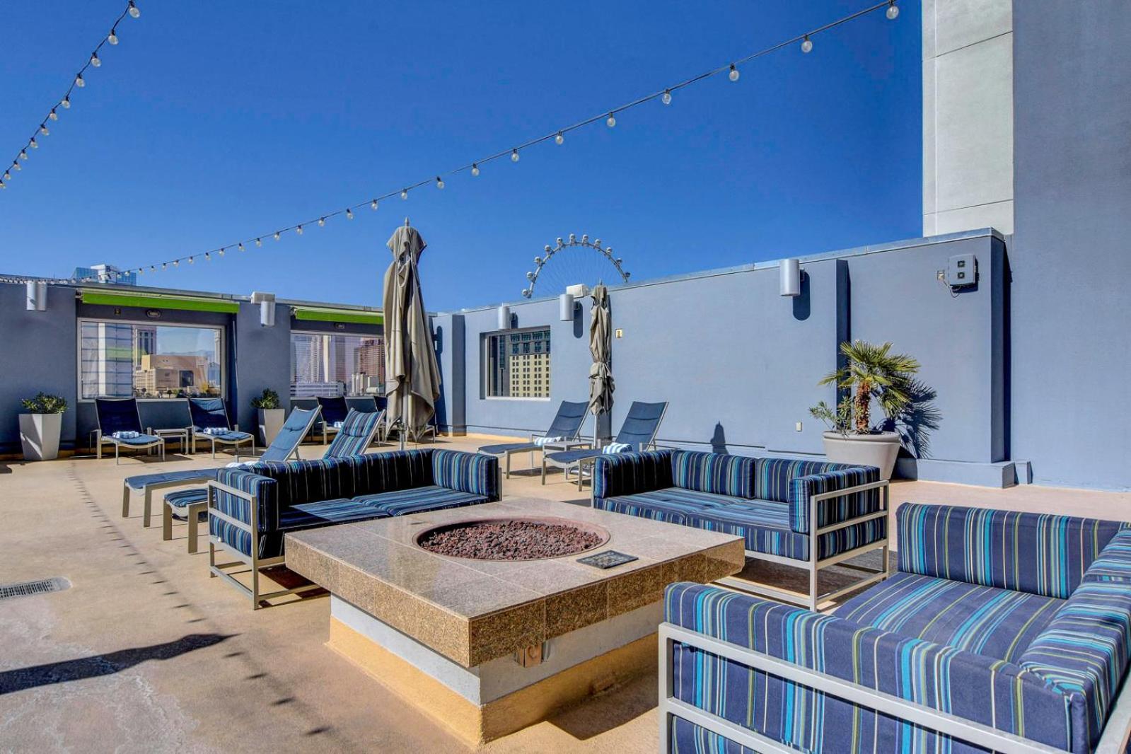 Royal Oasis At Platinum Hotel-strip Views Apartahotel *