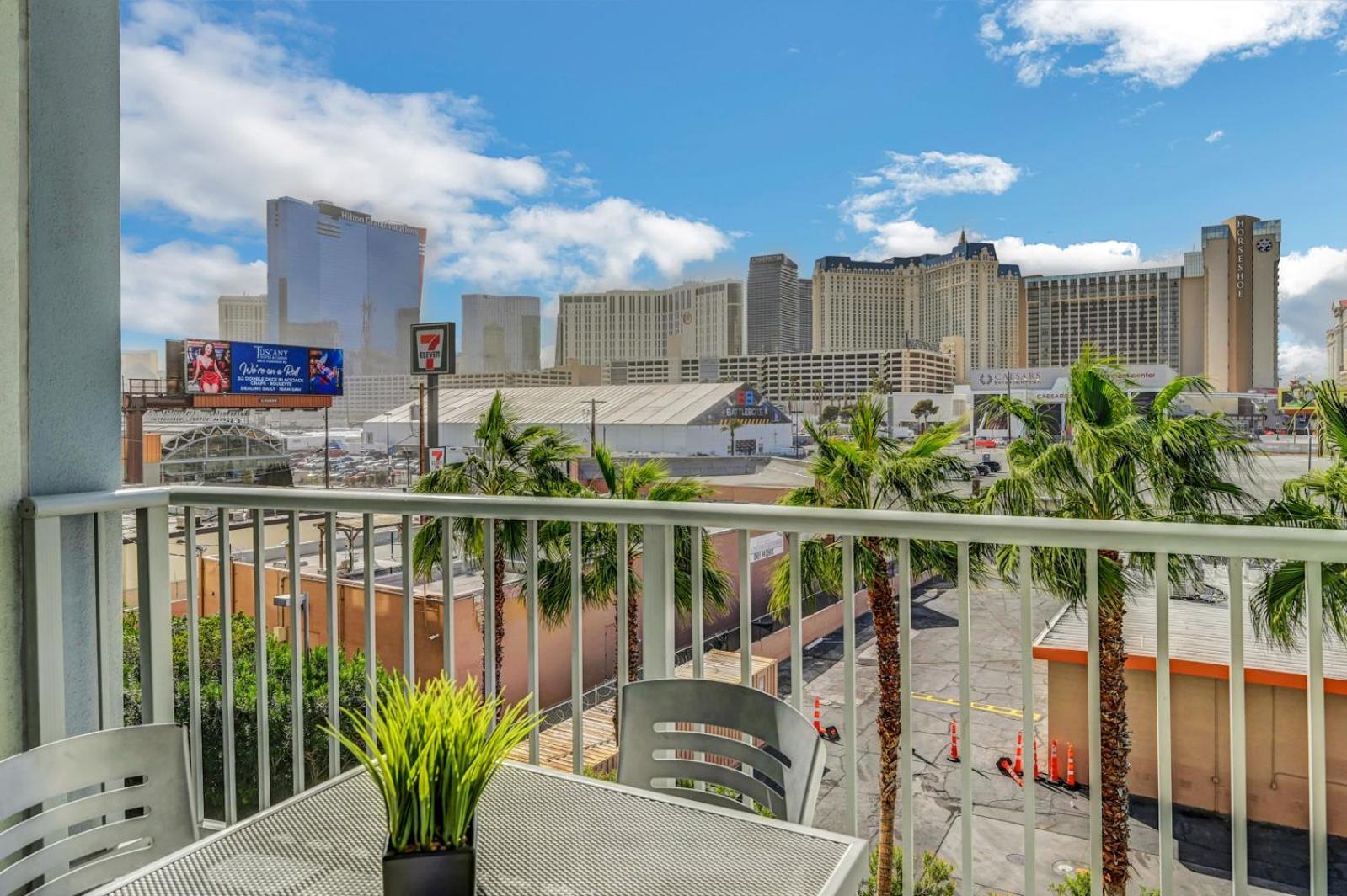 Royal Oasis At Platinum Hotel-strip Views
