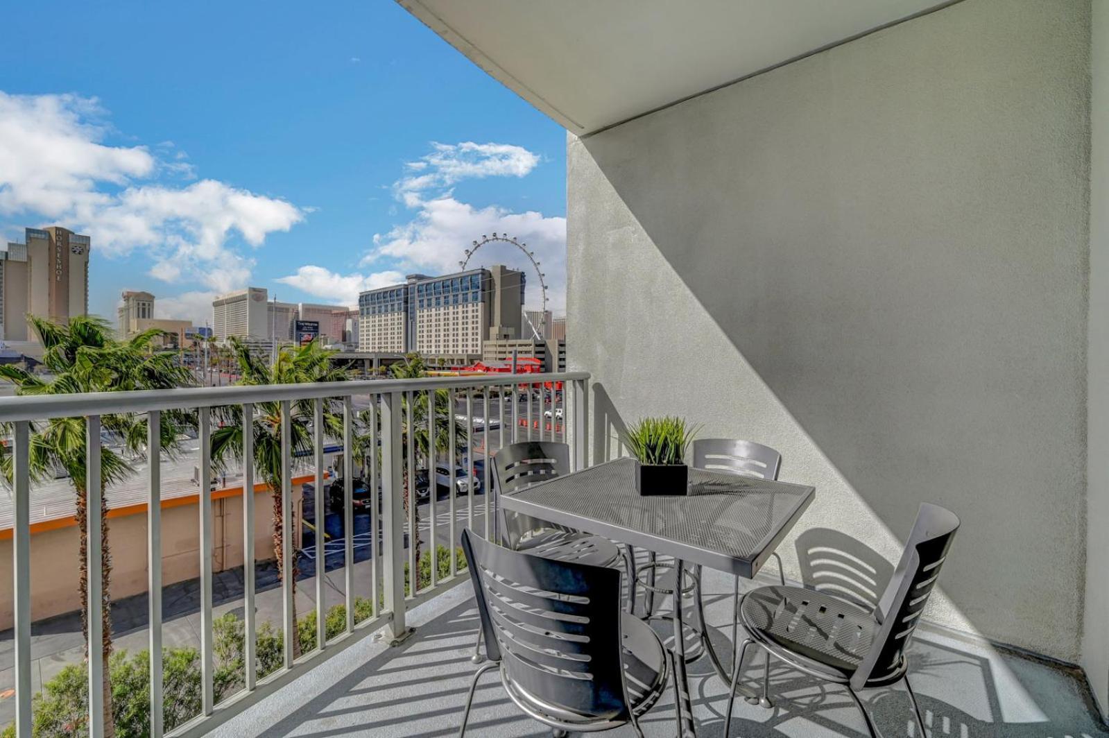 Royal Oasis At Platinum Hotel-strip Views Apartahotel Las Vegas