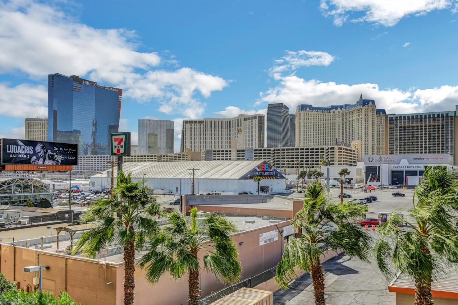 Royal Oasis At Platinum Hotel-strip Views