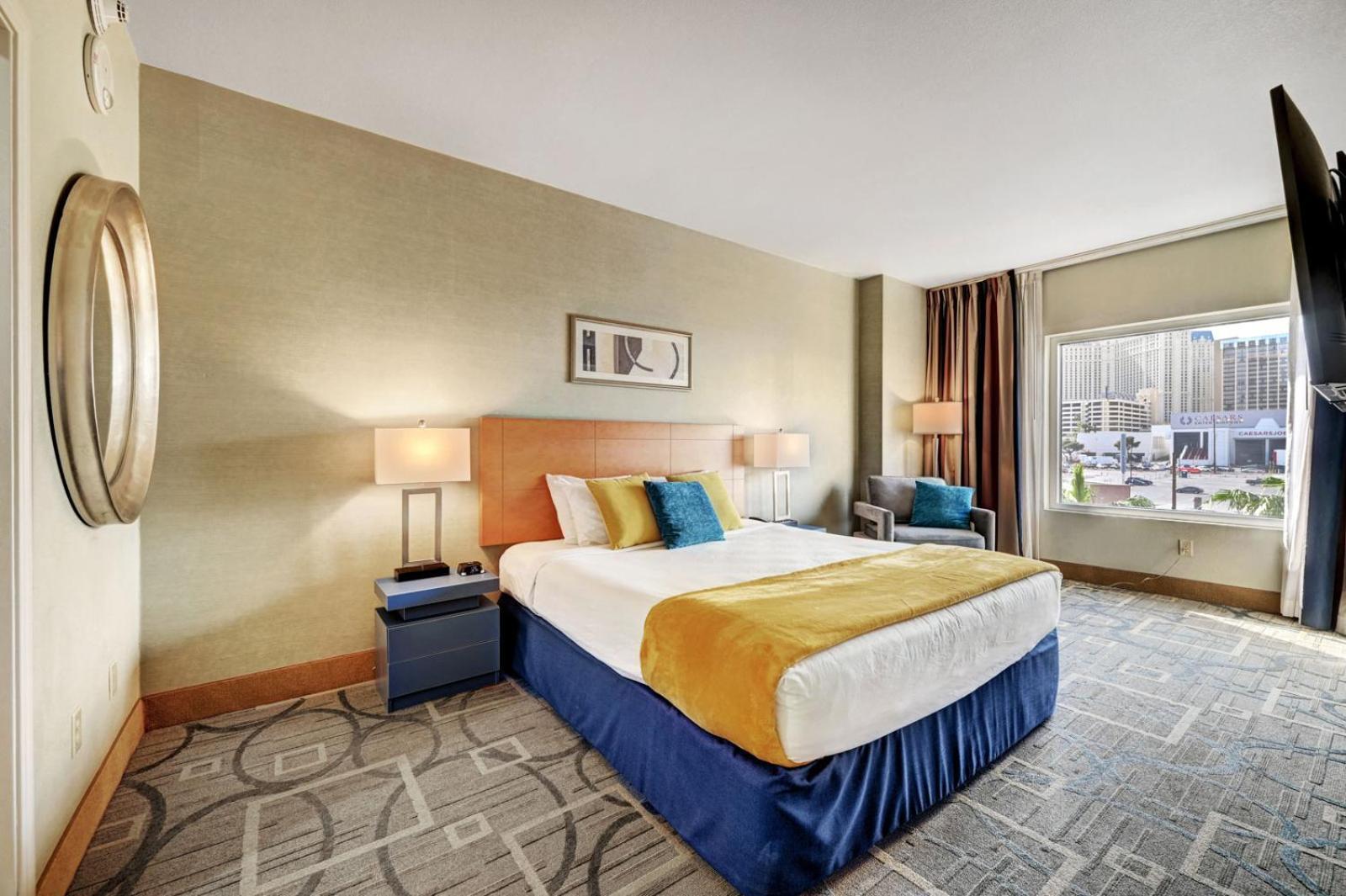 Royal Oasis At Platinum Hotel-strip Views Apartahotel
