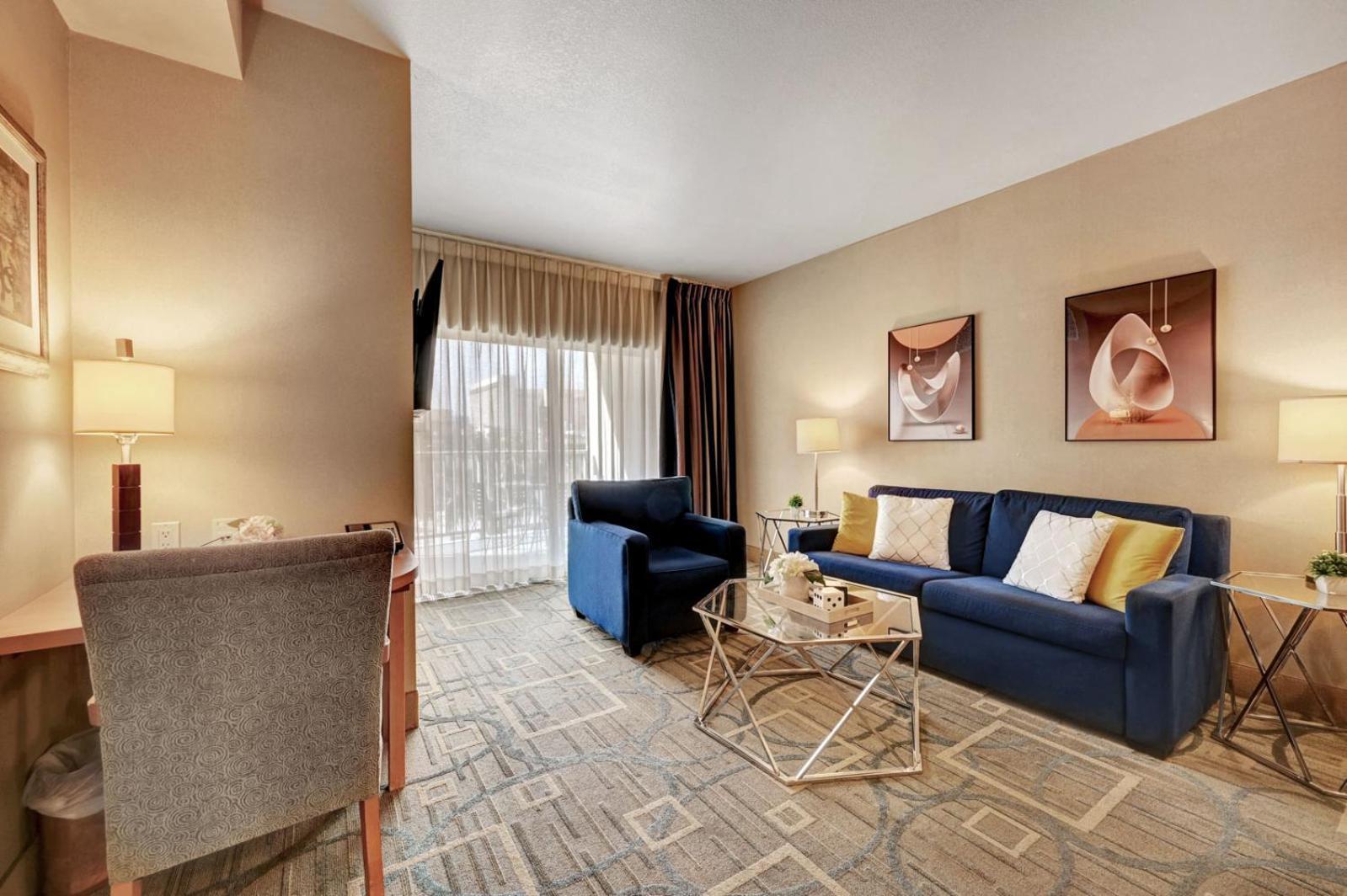 Royal Oasis At Platinum Hotel-strip Views Apartahotel