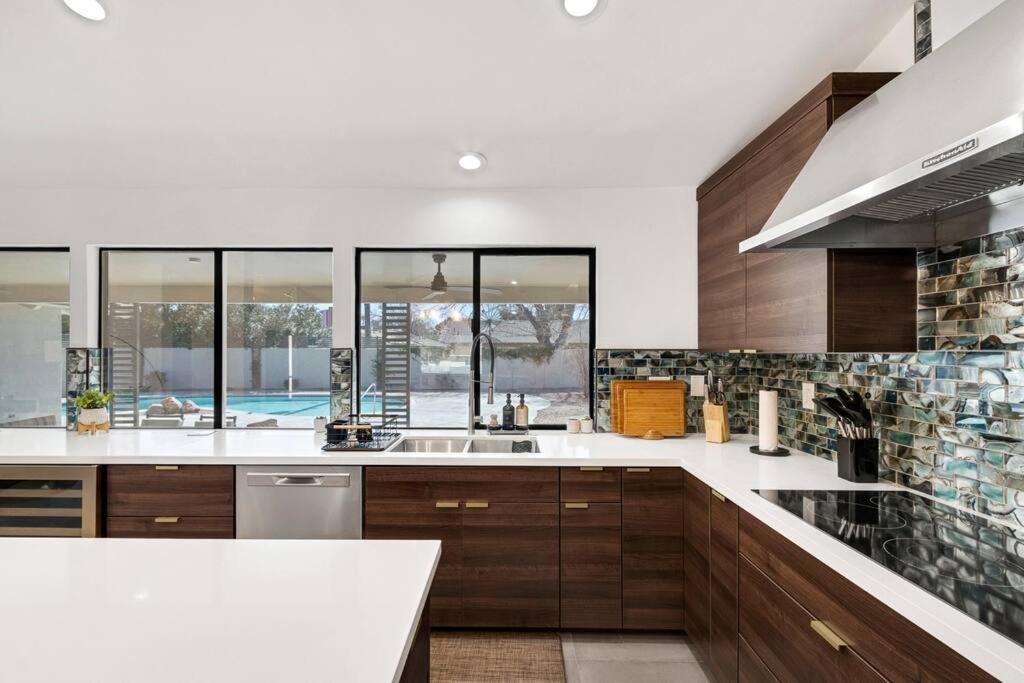 Prime Location! Hidden Oasis 4 Bedroom 10 Min To Strip