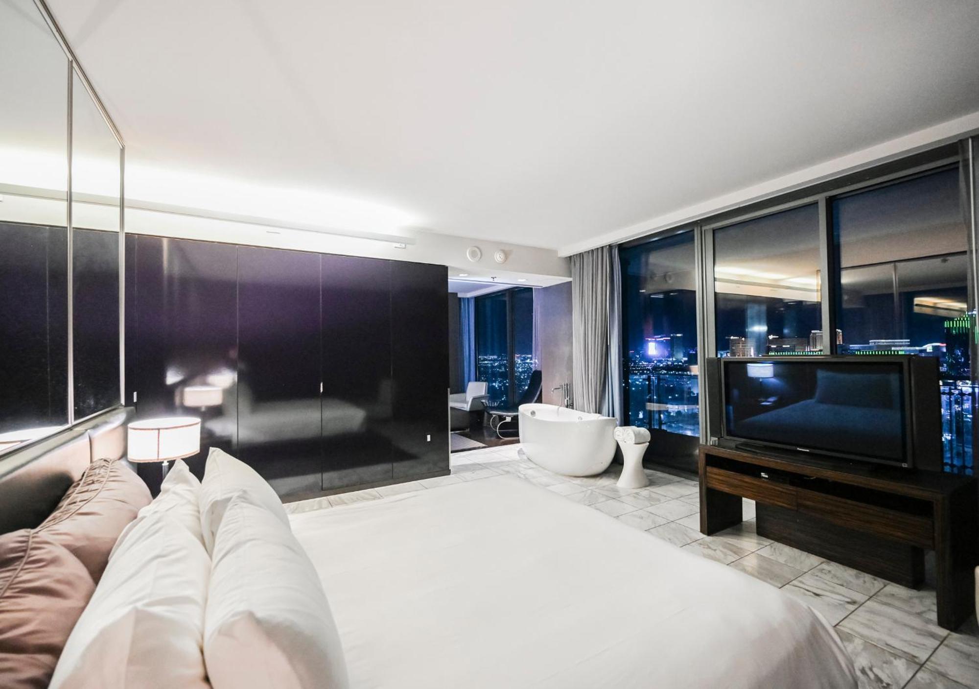 Stripviewsuites Two-bedroom Con-joined Exclusive Apartahotel