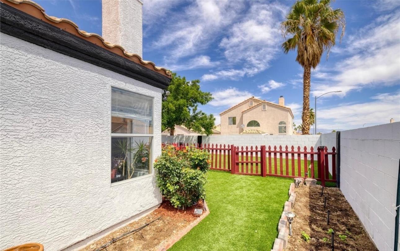 Pet-friendly, Vibrant Oasis - Colorful Retreat Near Summerlin Las Vegas