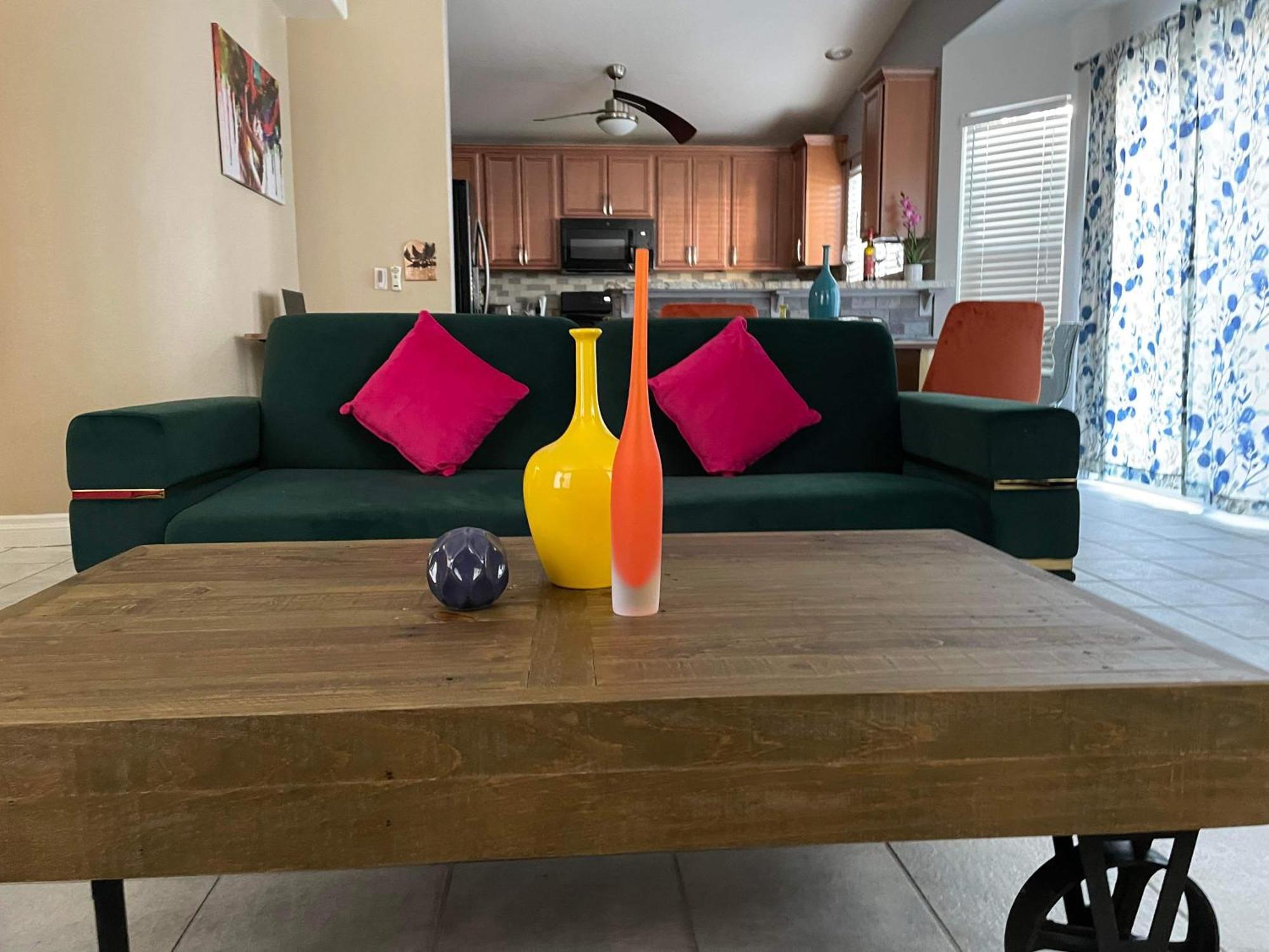 Pet-friendly, Vibrant Oasis - Colorful Retreat Near Summerlin Holiday home *