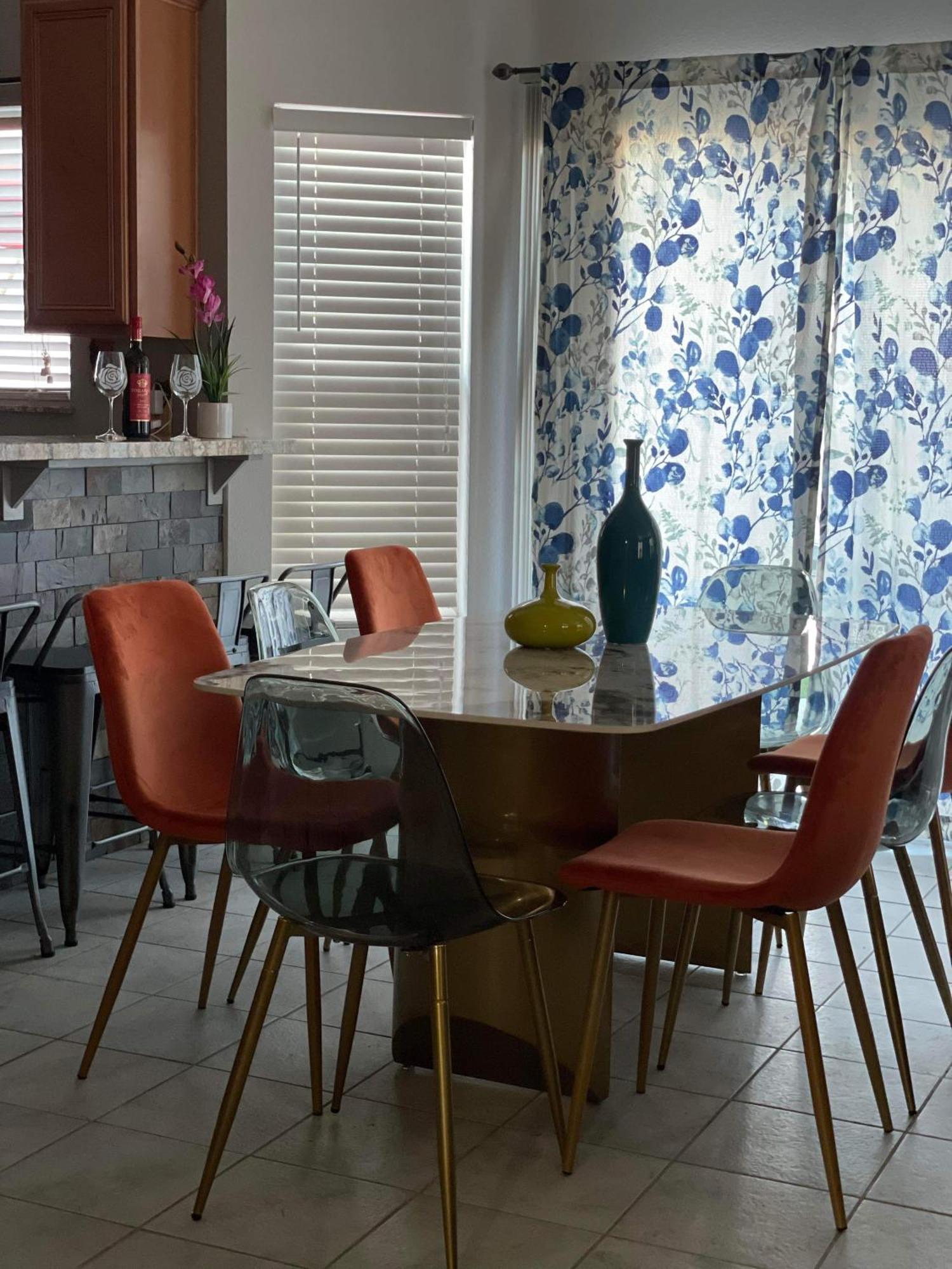Holiday home Pet-friendly, Vibrant Oasis - Colorful Retreat Near Summerlin *