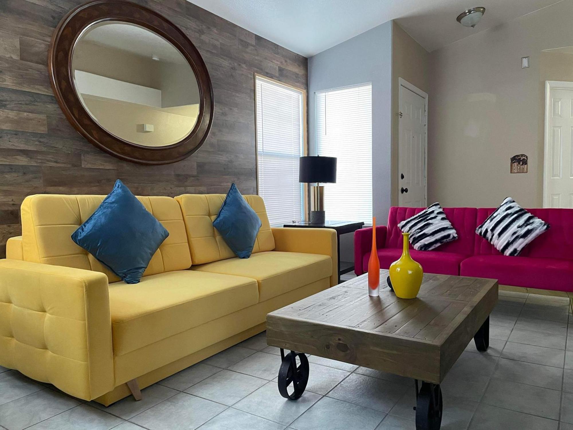 Pet-friendly, Vibrant Oasis - Colorful Retreat Near Summerlin Holiday home