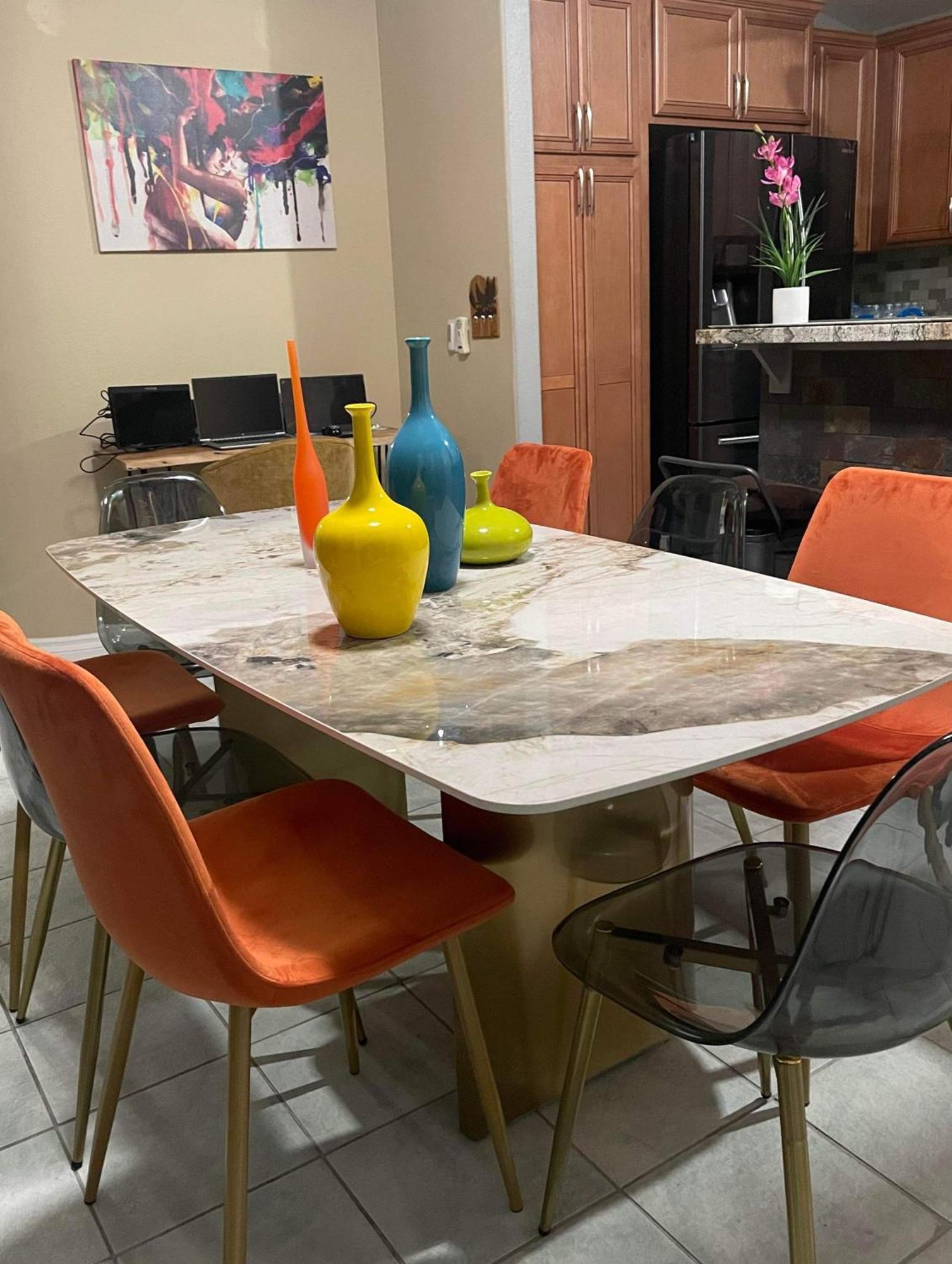 Holiday home Pet-friendly, Vibrant Oasis - Colorful Retreat Near Summerlin