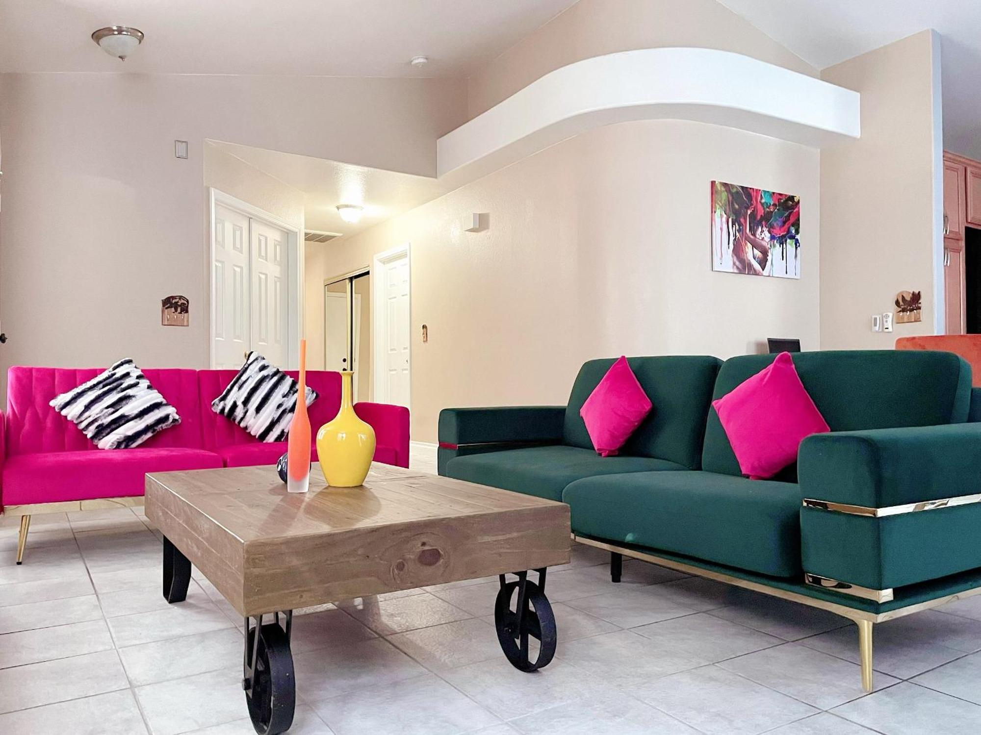 Pet-friendly, Vibrant Oasis - Colorful Retreat Near Summerlin Holiday home *