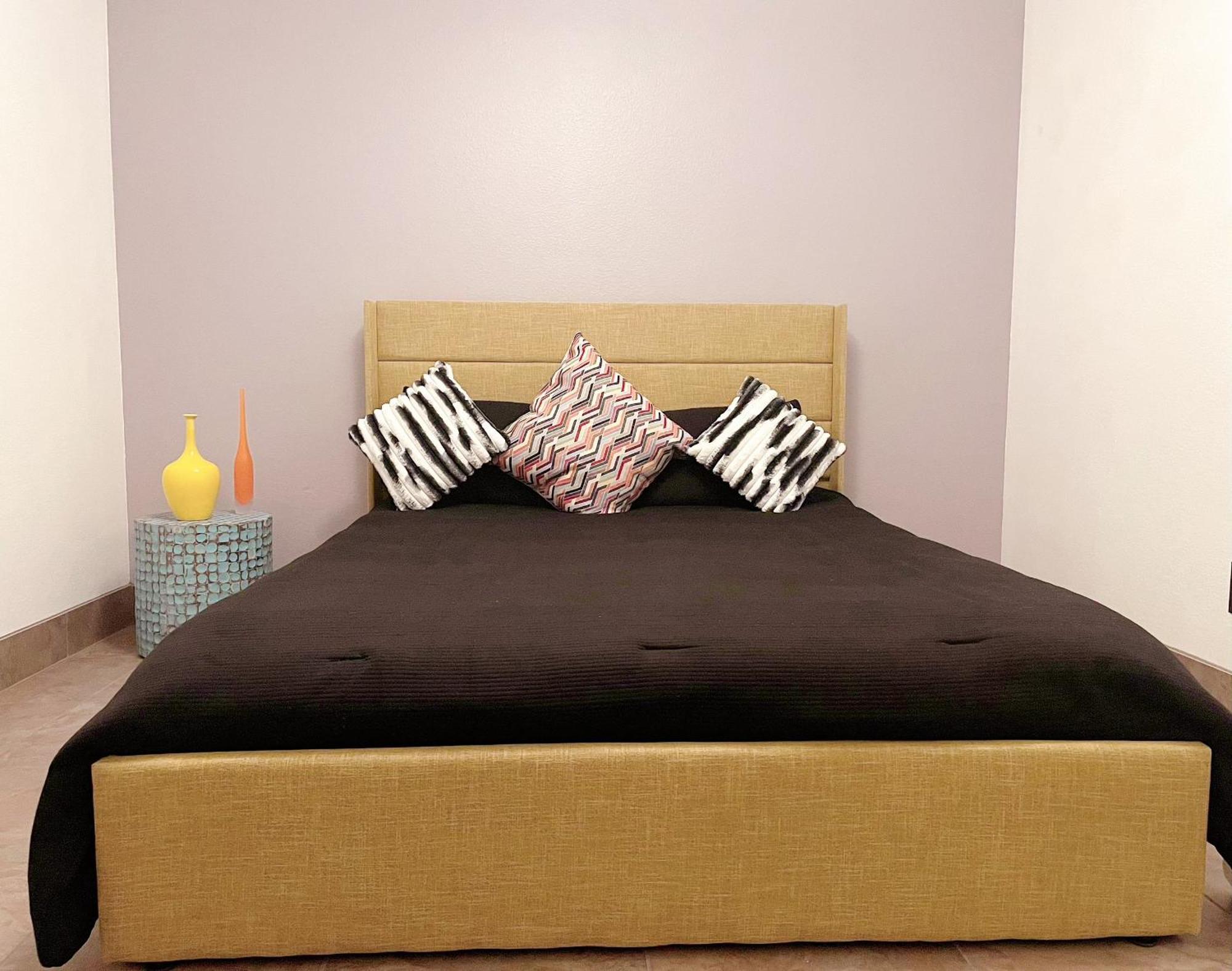 Pet-friendly, Vibrant Oasis - Colorful Retreat Near Summerlin Holiday home Las Vegas