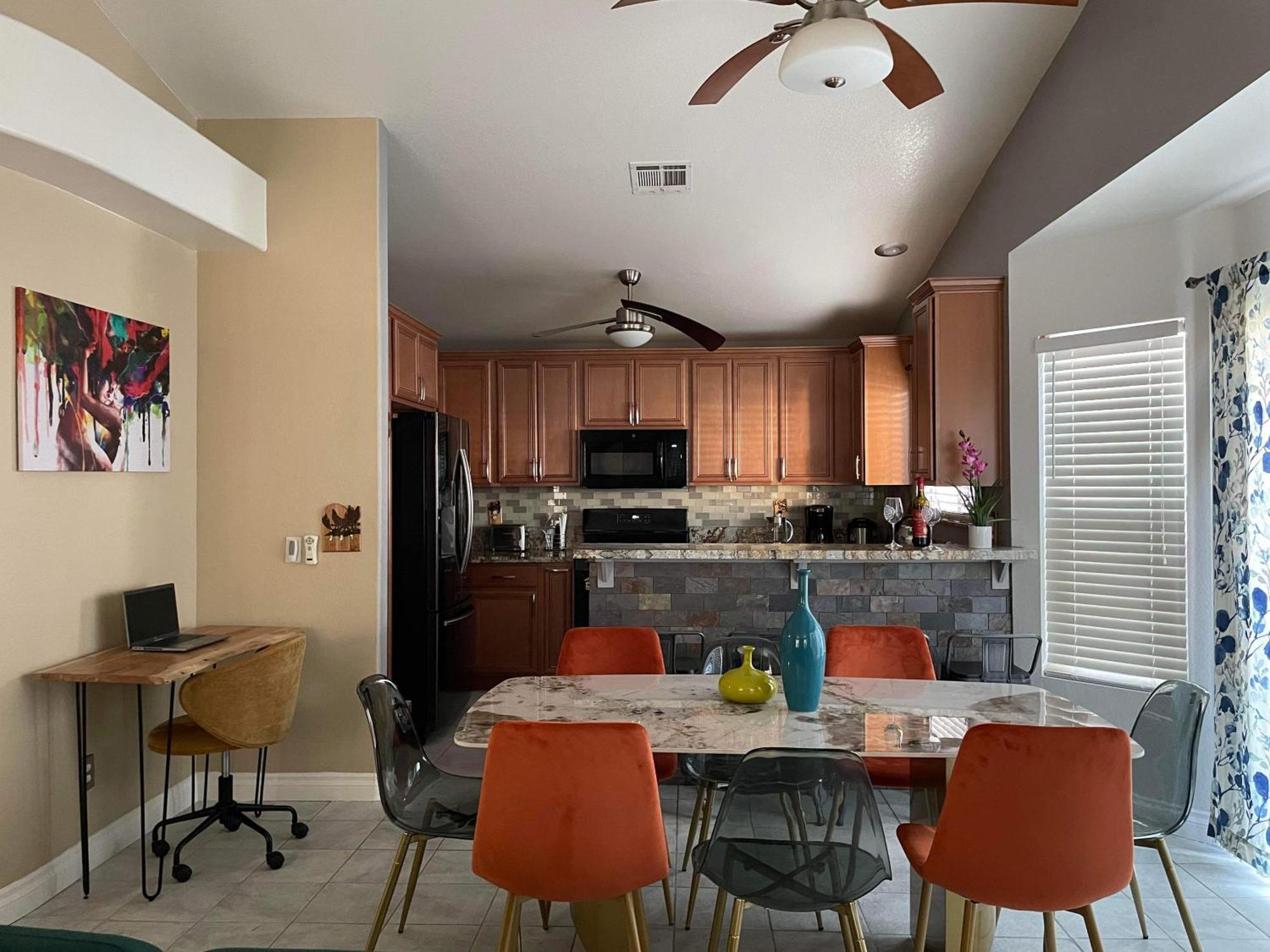 Holiday home Pet-friendly, Vibrant Oasis - Colorful Retreat Near Summerlin Las Vegas