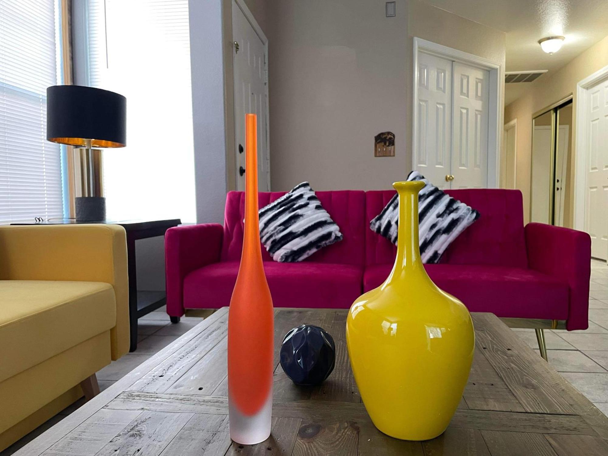 Pet-friendly, Vibrant Oasis - Colorful Retreat Near Summerlin Holiday home