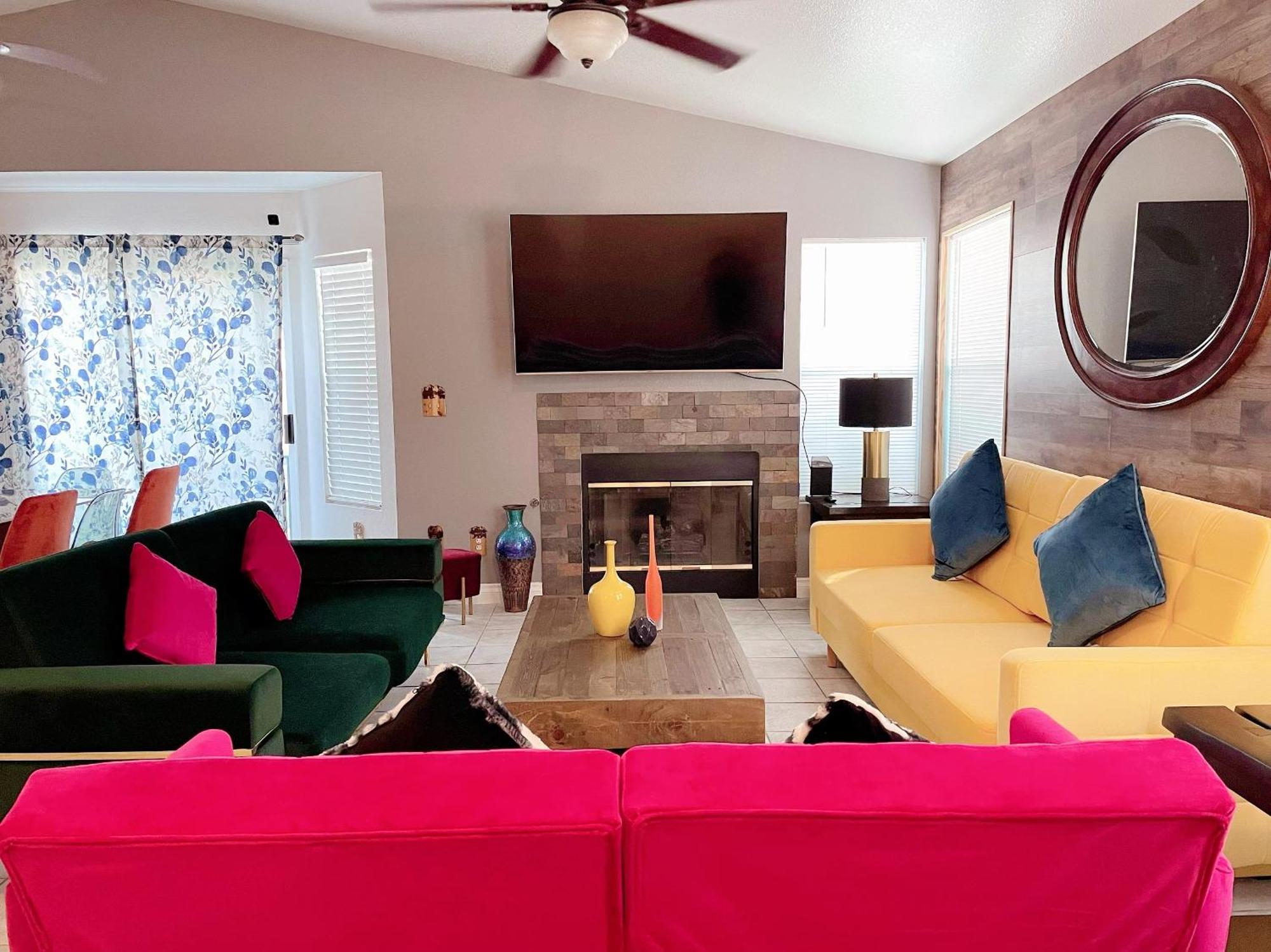 Holiday home Pet-friendly, Vibrant Oasis - Colorful Retreat Near Summerlin Las Vegas