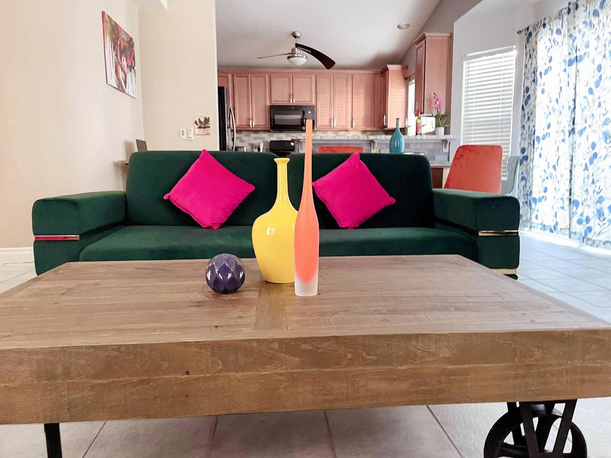 Pet-friendly, Vibrant Oasis - Colorful Retreat Near Summerlin Holiday home Las Vegas